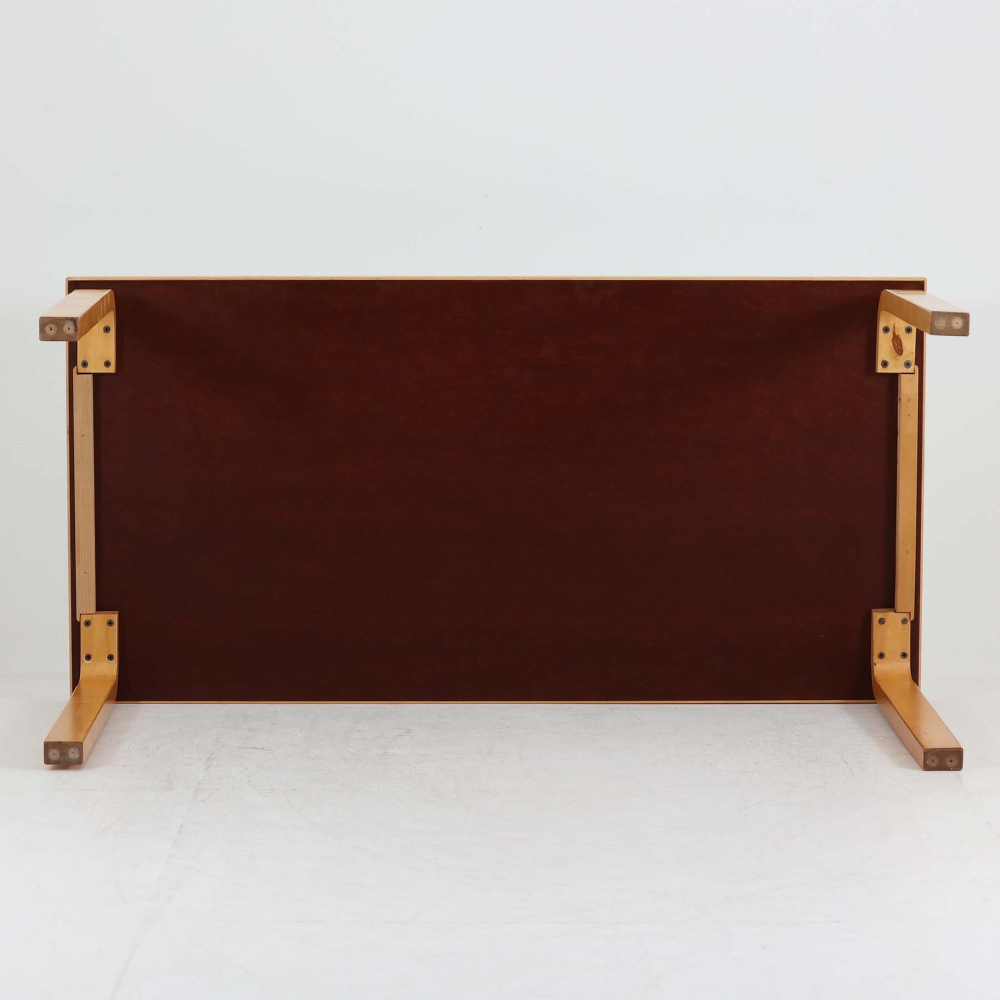 Alvar AaltoがデザインしArtek社より製造されたこちらのダイニングテーブルは、フィンランドモダニズムを象徴する一本。バーチ材の脚部に柔らかくカーブを描くLレッグ構造が取り入れられ、軽やかでありながらも高い強度を実現しています。天板は実用性に優れたホワイトラミネート仕上げで、幅150cmのゆとりあるサイズは家族での食卓やワークスペースにも最適です。幕板の一部に交換がありますが、アアルト製品が多く採用されていたデンマークの公共施設で丁寧に使用されていた個体です。