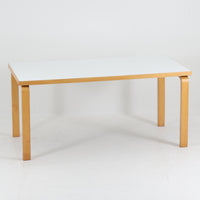 Alvar AaltoがデザインしArtek社より製造されたこちらのダイニングテーブルは、フィンランドモダニズムを象徴する一本。バーチ材の脚部に柔らかくカーブを描くLレッグ構造が取り入れられ、軽やかでありながらも高い強度を実現しています。天板は実用性に優れたホワイトラミネート仕上げで、幅150cmのゆとりあるサイズは家族での食卓やワークスペースにも最適です。機能美と普遍的な美しさを兼ね備えた、北欧ビンテージらしい逸品です。