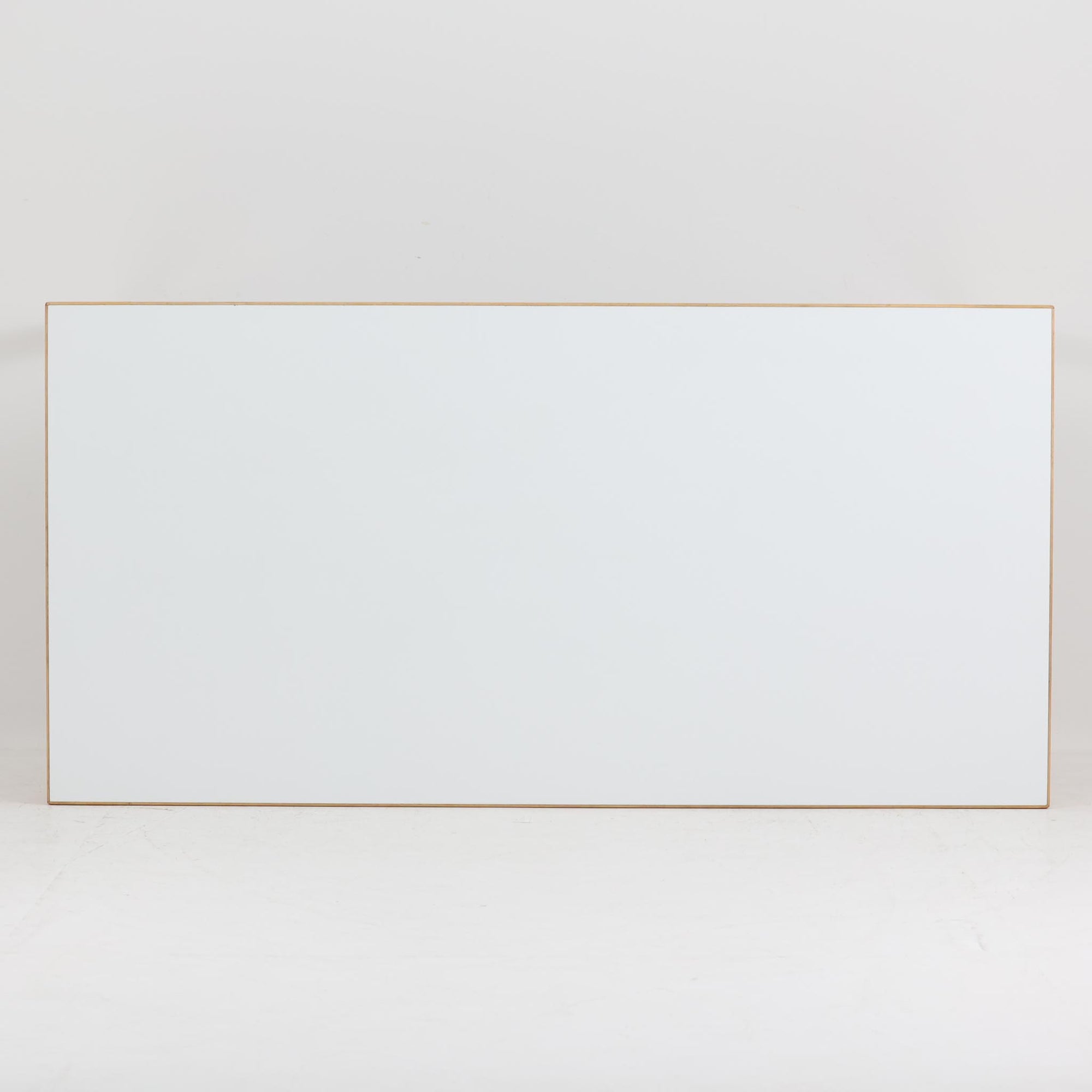 Alvar AaltoがデザインしArtek社より製造されたこちらのダイニングテーブルは、フィンランドモダニズムを象徴する一本。バーチ材の脚部に柔らかくカーブを描くLレッグ構造が取り入れられ、軽やかでありながらも高い強度を実現しています。天板は実用性に優れたホワイトラミネート仕上げで、幅150cmのゆとりあるサイズは家族での食卓やワークスペースにも最適です。幕板の一部に交換がありますが、アアルト製品が多く採用されていたデンマークの公共施設で丁寧に使用されていた個体です。