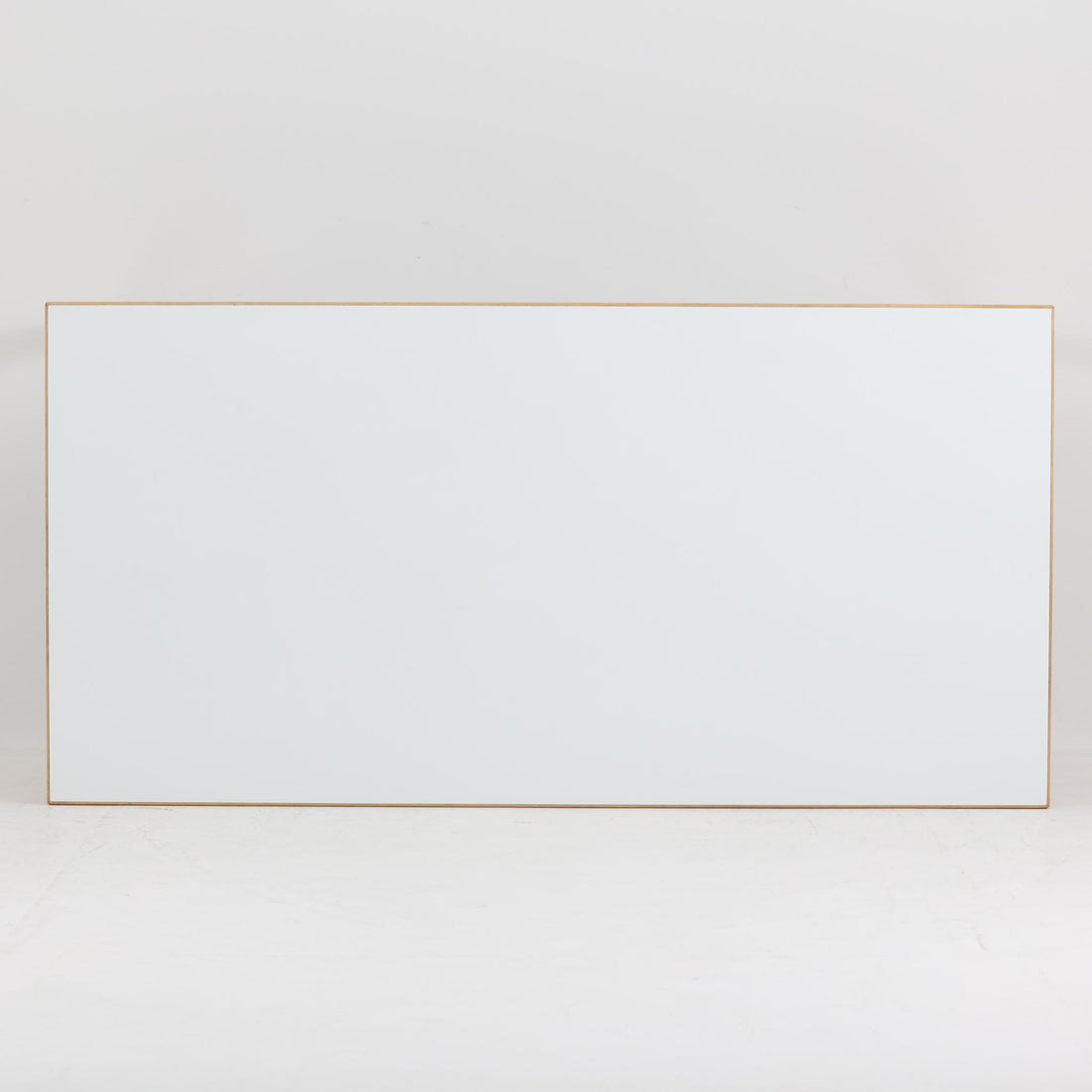 Alvar AaltoがデザインしArtek社より製造されたこちらのダイニングテーブルは、フィンランドモダニズムを象徴する一本。バーチ材の脚部に柔らかくカーブを描くLレッグ構造が取り入れられ、軽やかでありながらも高い強度を実現しています。天板は実用性に優れたホワイトラミネート仕上げで、幅150cmのゆとりあるサイズは家族での食卓やワークスペースにも最適です。機能美と普遍的な美しさを兼ね備えた、北欧ビンテージらしい逸品です。