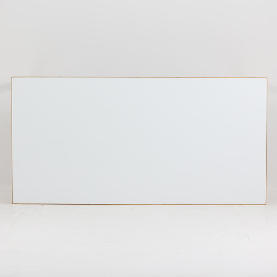 Alvar AaltoがデザインしArtek社より製造されたこちらのダイニングテーブルは、フィンランドモダニズムを象徴する一本。バーチ材の脚部に柔らかくカーブを描くLレッグ構造が取り入れられ、軽やかでありながらも高い強度を実現しています。天板は実用性に優れたホワイトラミネート仕上げで、幅150cmのゆとりあるサイズは家族での食卓やワークスペースにも最適です。機能美と普遍的な美しさを兼ね備えた、北欧ビンテージらしい逸品です。