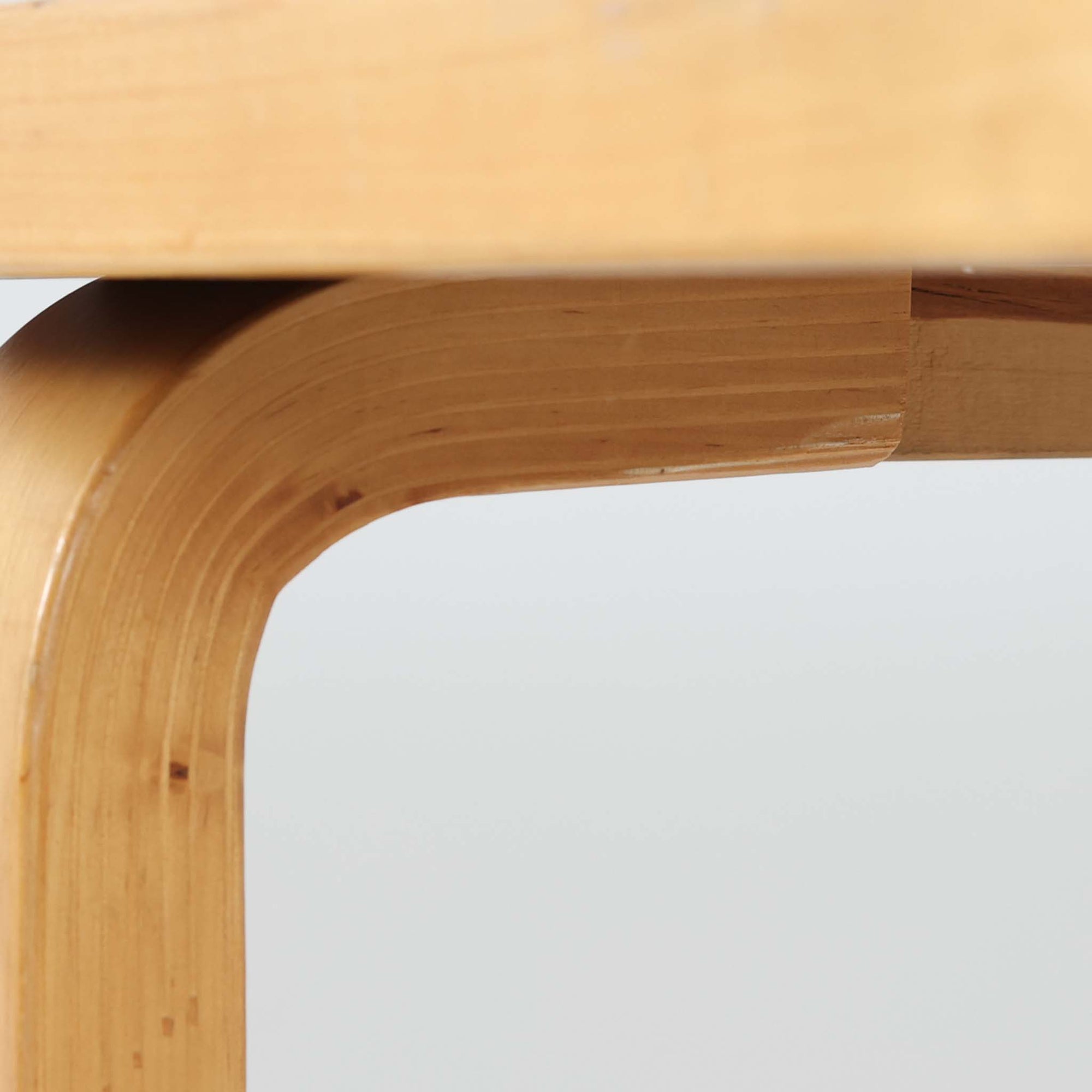 Alvar AaltoがデザインしArtek社より製造されたこちらのダイニングテーブルは、フィンランドモダニズムを象徴する一本。バーチ材の脚部に柔らかくカーブを描くLレッグ構造が取り入れられ、軽やかでありながらも高い強度を実現しています。天板は実用性に優れたホワイトラミネート仕上げで、幅150cmのゆとりあるサイズは家族での食卓やワークスペースにも最適です。幕板の一部に交換がありますが、アアルト製品が多く採用されていたデンマークの公共施設で丁寧に使用されていた個体です。