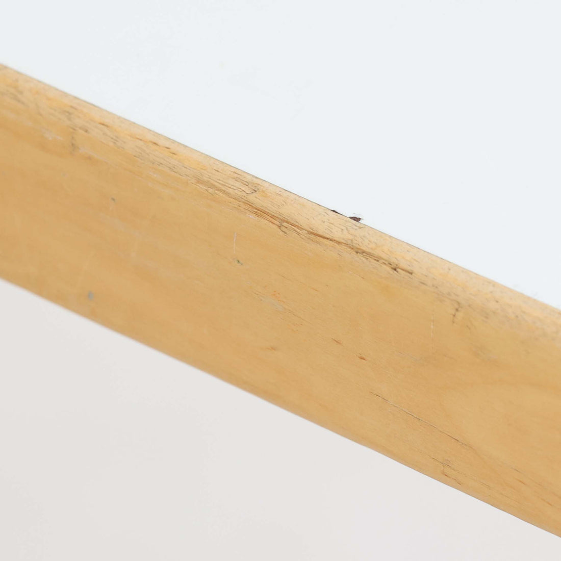 Alvar AaltoがデザインしArtek社より製造されたこちらのダイニングテーブルは、フィンランドモダニズムを象徴する一本。バーチ材の脚部に柔らかくカーブを描くLレッグ構造が取り入れられ、軽やかでありながらも高い強度を実現しています。天板は実用性に優れたホワイトラミネート仕上げで、幅150cmのゆとりあるサイズは家族での食卓やワークスペースにも最適です。機能美と普遍的な美しさを兼ね備えた、北欧ビンテージらしい逸品です。