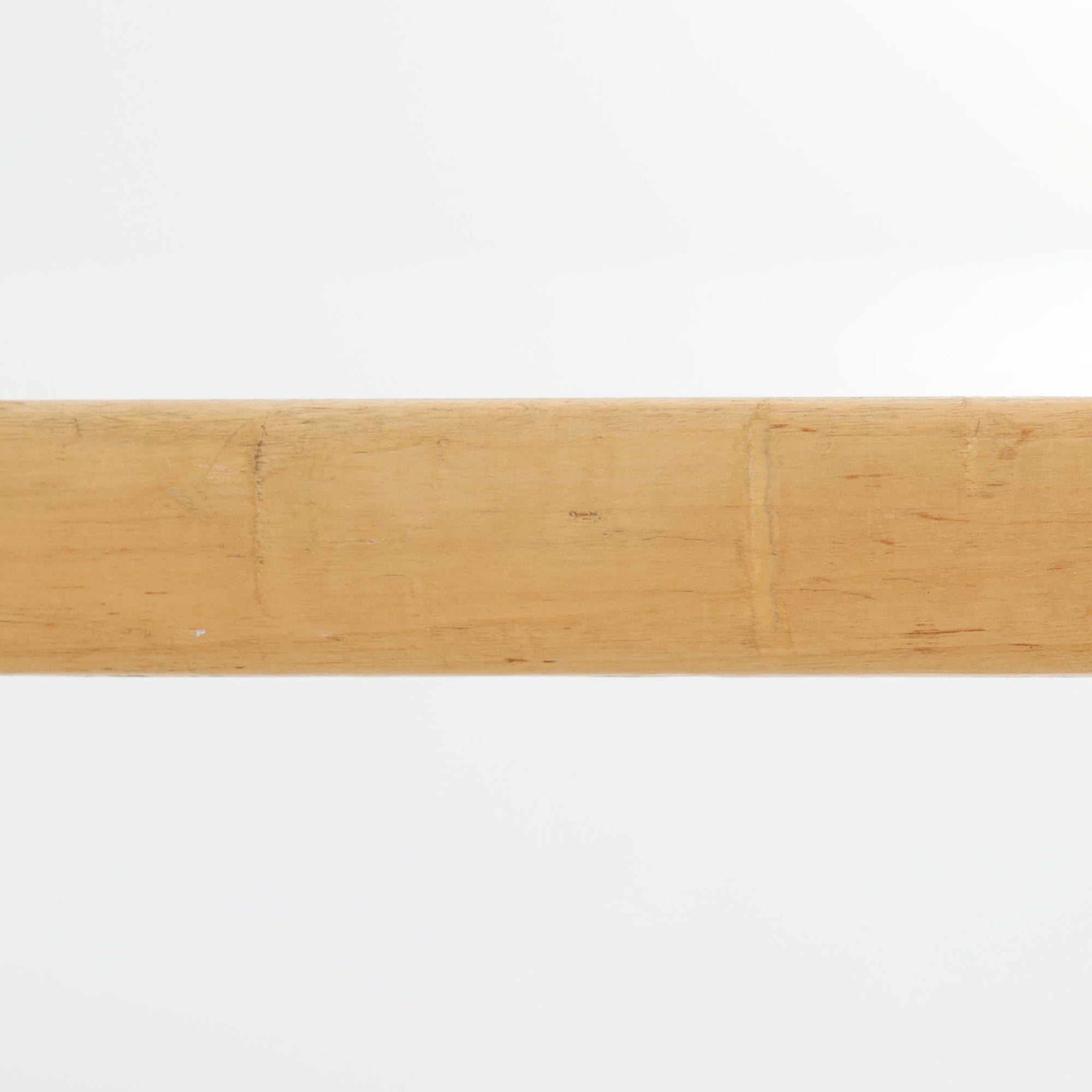 Alvar AaltoがデザインしArtek社より製造されたこちらのダイニングテーブルは、フィンランドモダニズムを象徴する一本。バーチ材の脚部に柔らかくカーブを描くLレッグ構造が取り入れられ、軽やかでありながらも高い強度を実現しています。天板は実用性に優れたホワイトラミネート仕上げで、幅150cmのゆとりあるサイズは家族での食卓やワークスペースにも最適です。幕板の一部に交換がありますが、アアルト製品が多く採用されていたデンマークの公共施設で丁寧に使用されていた個体です。