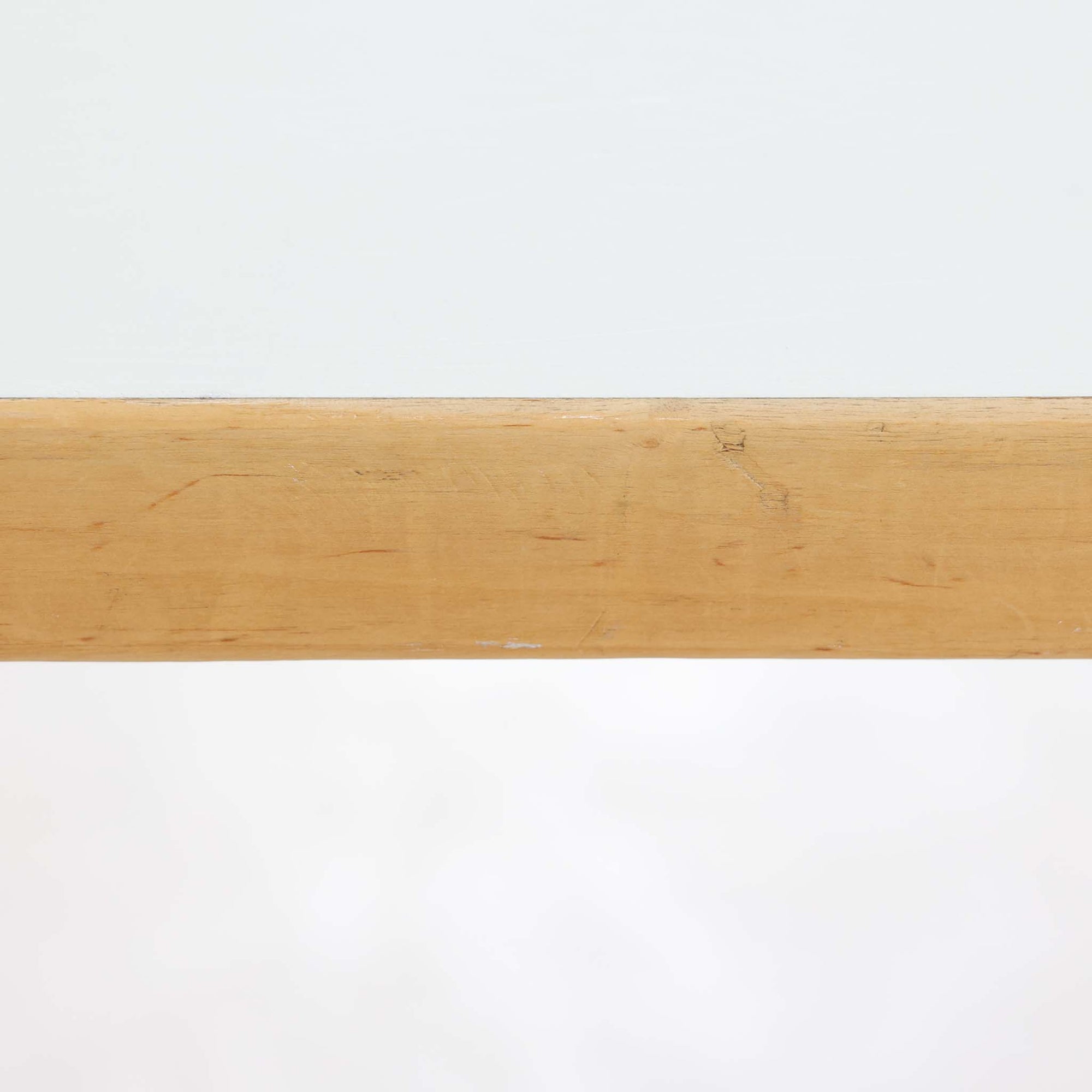 Alvar AaltoがデザインしArtek社より製造されたこちらのダイニングテーブルは、フィンランドモダニズムを象徴する一本。バーチ材の脚部に柔らかくカーブを描くLレッグ構造が取り入れられ、軽やかでありながらも高い強度を実現しています。天板は実用性に優れたホワイトラミネート仕上げで、幅150cmのゆとりあるサイズは家族での食卓やワークスペースにも最適です。幕板の一部に交換がありますが、アアルト製品が多く採用されていたデンマークの公共施設で丁寧に使用されていた個体です。