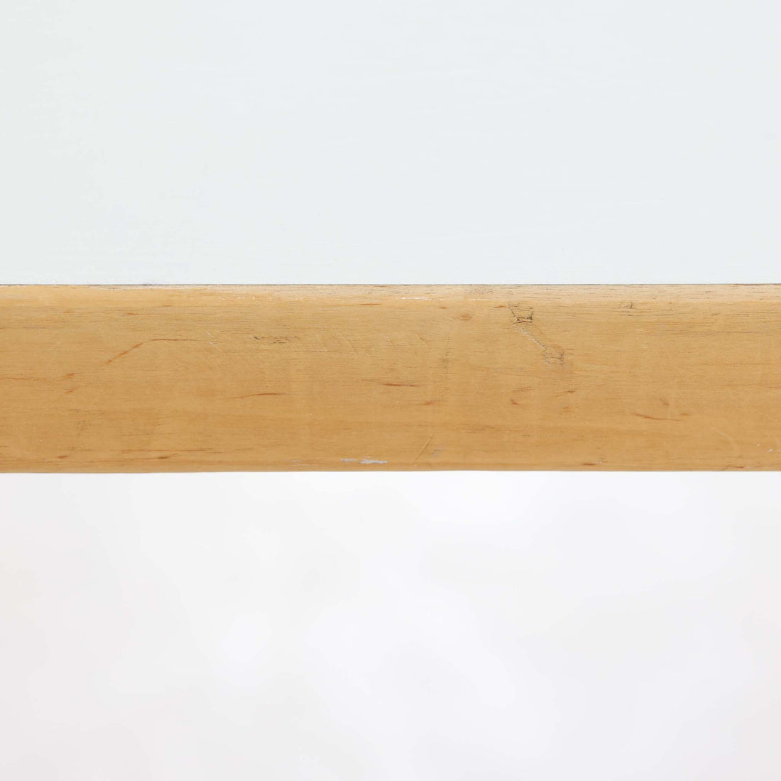 Alvar AaltoがデザインしArtek社より製造されたこちらのダイニングテーブルは、フィンランドモダニズムを象徴する一本。バーチ材の脚部に柔らかくカーブを描くLレッグ構造が取り入れられ、軽やかでありながらも高い強度を実現しています。天板は実用性に優れたホワイトラミネート仕上げで、幅150cmのゆとりあるサイズは家族での食卓やワークスペースにも最適です。機能美と普遍的な美しさを兼ね備えた、北欧ビンテージらしい逸品です。