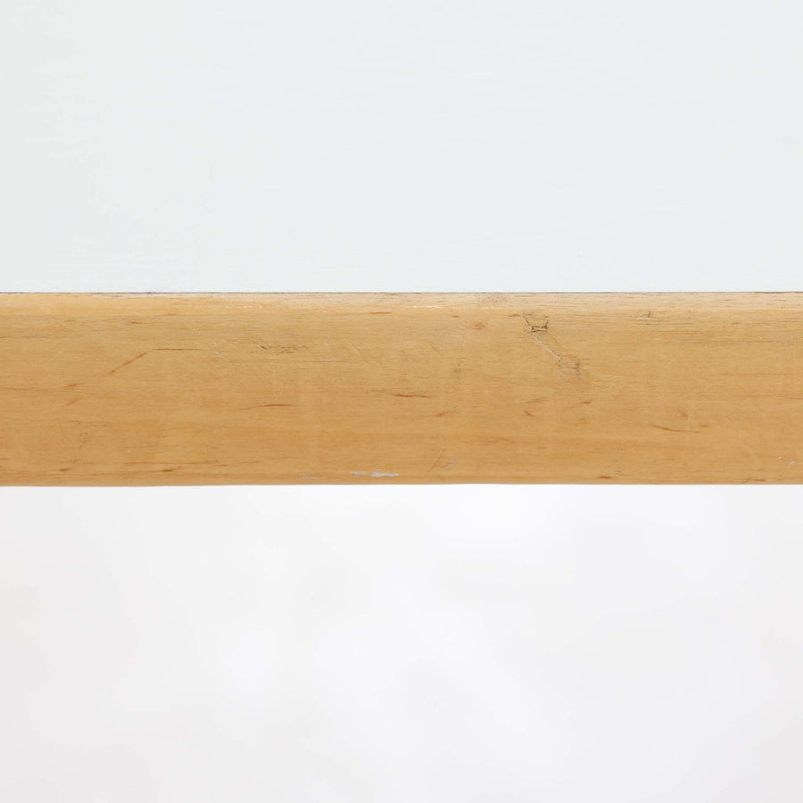 Alvar AaltoがデザインしArtek社より製造されたこちらのダイニングテーブルは、フィンランドモダニズムを象徴する一本。バーチ材の脚部に柔らかくカーブを描くLレッグ構造が取り入れられ、軽やかでありながらも高い強度を実現しています。天板は実用性に優れたホワイトラミネート仕上げで、幅150cmのゆとりあるサイズは家族での食卓やワークスペースにも最適です。機能美と普遍的な美しさを兼ね備えた、北欧ビンテージらしい逸品です。