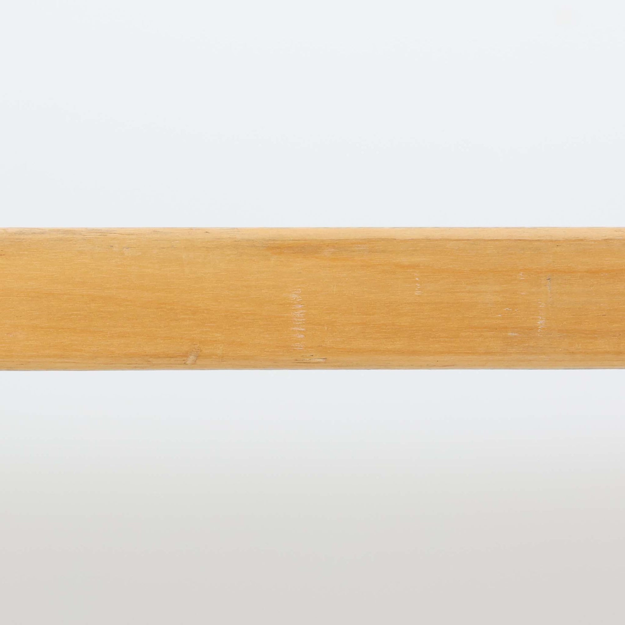 Alvar AaltoがデザインしArtek社より製造されたこちらのダイニングテーブルは、フィンランドモダニズムを象徴する一本。バーチ材の脚部に柔らかくカーブを描くLレッグ構造が取り入れられ、軽やかでありながらも高い強度を実現しています。天板は実用性に優れたホワイトラミネート仕上げで、幅150cmのゆとりあるサイズは家族での食卓やワークスペースにも最適です。幕板の一部に交換がありますが、アアルト製品が多く採用されていたデンマークの公共施設で丁寧に使用されていた個体です。