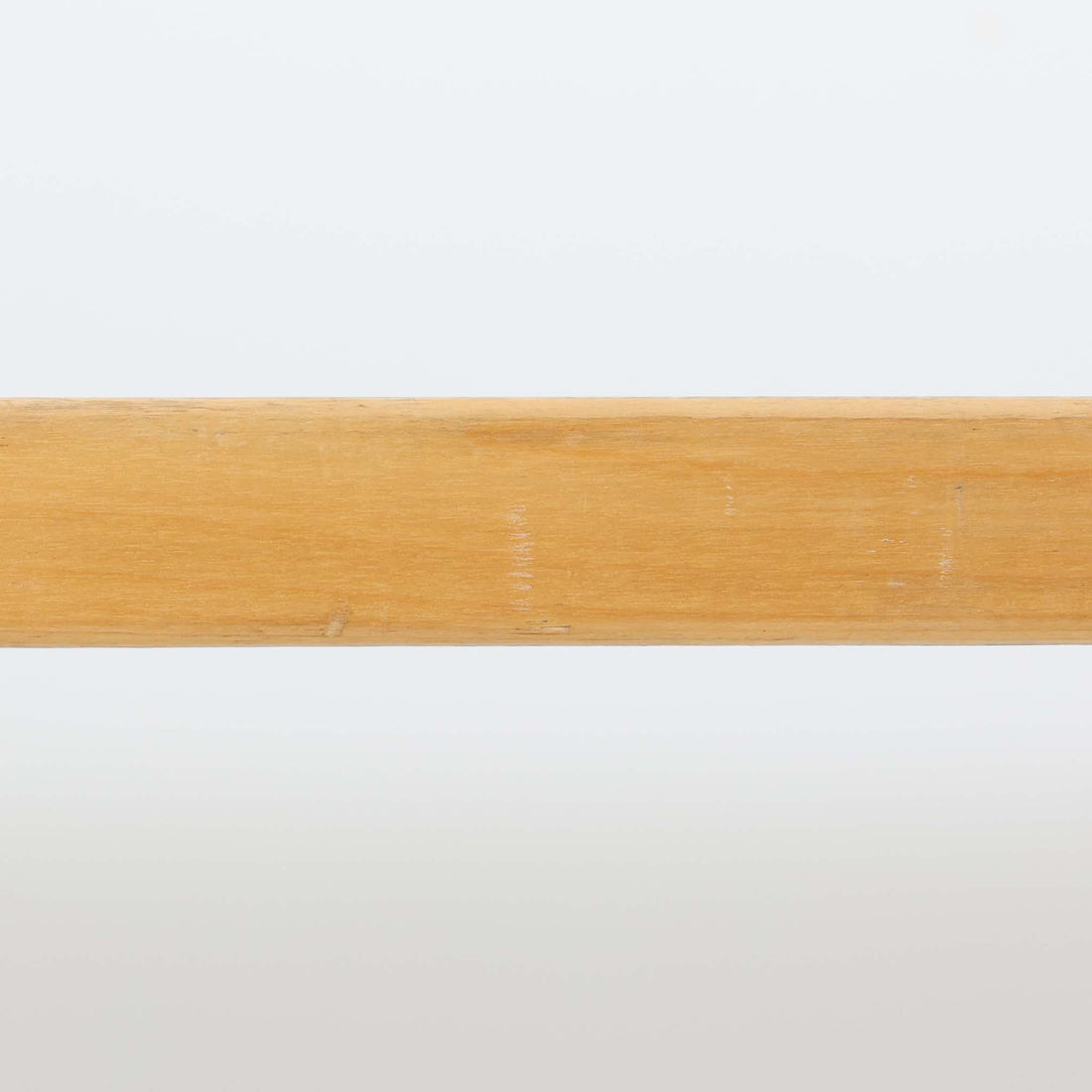 Alvar AaltoがデザインしArtek社より製造されたこちらのダイニングテーブルは、フィンランドモダニズムを象徴する一本。バーチ材の脚部に柔らかくカーブを描くLレッグ構造が取り入れられ、軽やかでありながらも高い強度を実現しています。天板は実用性に優れたホワイトラミネート仕上げで、幅150cmのゆとりあるサイズは家族での食卓やワークスペースにも最適です。機能美と普遍的な美しさを兼ね備えた、北欧ビンテージらしい逸品です。