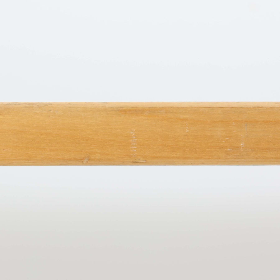 Alvar AaltoがデザインしArtek社より製造されたこちらのダイニングテーブルは、フィンランドモダニズムを象徴する一本。バーチ材の脚部に柔らかくカーブを描くLレッグ構造が取り入れられ、軽やかでありながらも高い強度を実現しています。天板は実用性に優れたホワイトラミネート仕上げで、幅150cmのゆとりあるサイズは家族での食卓やワークスペースにも最適です。機能美と普遍的な美しさを兼ね備えた、北欧ビンテージらしい逸品です。