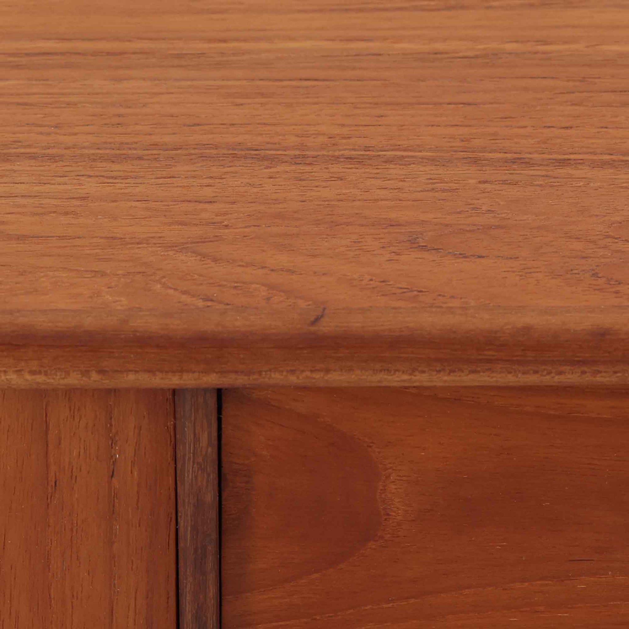 デンマーク製の小ぶりなキャビネットです。チーク材をメインに、オーク材やビーチ材を組み合わせることで、温かみのある色調と軽快な雰囲気を併せ持っています。左側は扉付き収納、右側には3杯の引き出しを備え、実用性とデザイン性を両立。丸みを帯びた取っ手や脚部のテーパーラインが北欧家具らしい柔らかな印象を与えます。幅63cmとコンパクトなサイズで、リビングや寝室、玄関など限られたスペースでも活躍する、ビンテージならではの風合いを持つ一台です。