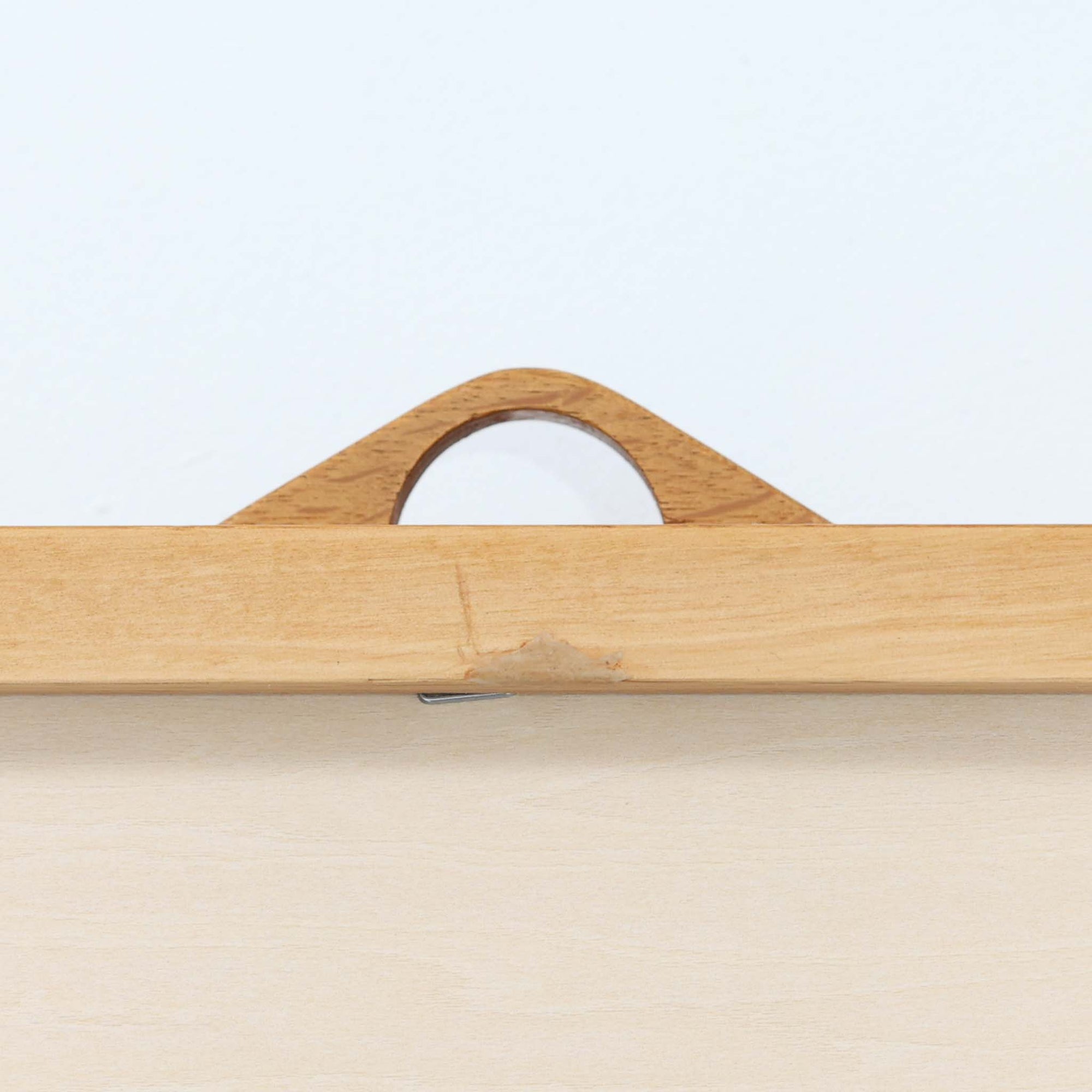 北欧らしい合理性と温もりを感じさせるスリムシェルフです。オーク材ならではの明るく素直な木目が全体に美しく広がり、経年によって落ち着いた表情へと変化しています。上部は抜け感のあるオープン棚構造で、書籍やオブジェ、器などを軽やかにディスプレイ可能。下部には4段の引き出しを備え、小物や生活用品をすっきりと収納できます。幅60cmのスリムな設計は、リビングや書斎、寝室など限られたスペースにも取り入れやすく、収納と飾る楽しみを両立できる北欧ビンテージならではの実用的な一台です。