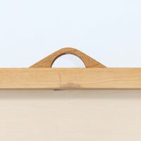 北欧らしい合理性と温もりを感じさせるスリムシェルフです。オーク材ならではの明るく素直な木目が全体に美しく広がり、経年によって落ち着いた表情へと変化しています。上部は抜け感のあるオープン棚構造で、書籍やオブジェ、器などを軽やかにディスプレイ可能。下部には4段の引き出しを備え、小物や生活用品をすっきりと収納できます。幅60cmのスリムな設計は、リビングや書斎、寝室など限られたスペースにも取り入れやすく、収納と飾る楽しみを両立できる北欧ビンテージならではの実用的な一台です。