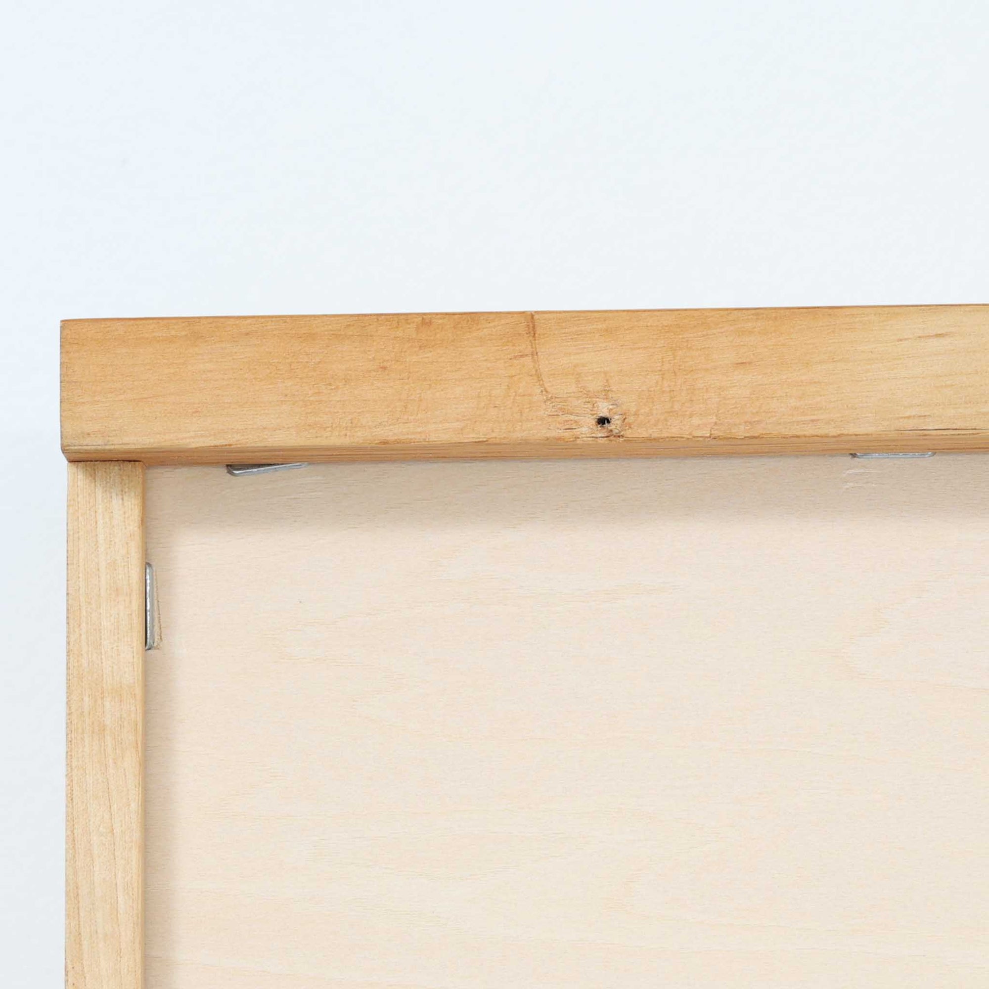 北欧らしい合理性と温もりを感じさせるスリムシェルフです。オーク材ならではの明るく素直な木目が全体に美しく広がり、経年によって落ち着いた表情へと変化しています。上部は抜け感のあるオープン棚構造で、書籍やオブジェ、器などを軽やかにディスプレイ可能。下部には4段の引き出しを備え、小物や生活用品をすっきりと収納できます。幅60cmのスリムな設計は、リビングや書斎、寝室など限られたスペースにも取り入れやすく、収納と飾る楽しみを両立できる北欧ビンテージならではの実用的な一台です。