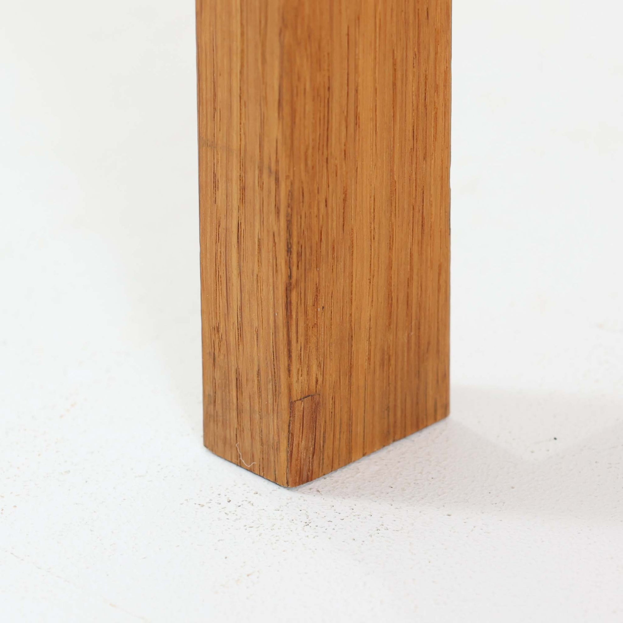 北欧らしい合理性と温もりを感じさせるスリムシェルフです。オーク材ならではの明るく素直な木目が全体に美しく広がり、経年によって落ち着いた表情へと変化しています。上部は抜け感のあるオープン棚構造で、書籍やオブジェ、器などを軽やかにディスプレイ可能。下部には4段の引き出しを備え、小物や生活用品をすっきりと収納できます。幅60cmのスリムな設計は、リビングや書斎、寝室など限られたスペースにも取り入れやすく、収納と飾る楽しみを両立できる北欧ビンテージならではの実用的な一台です。