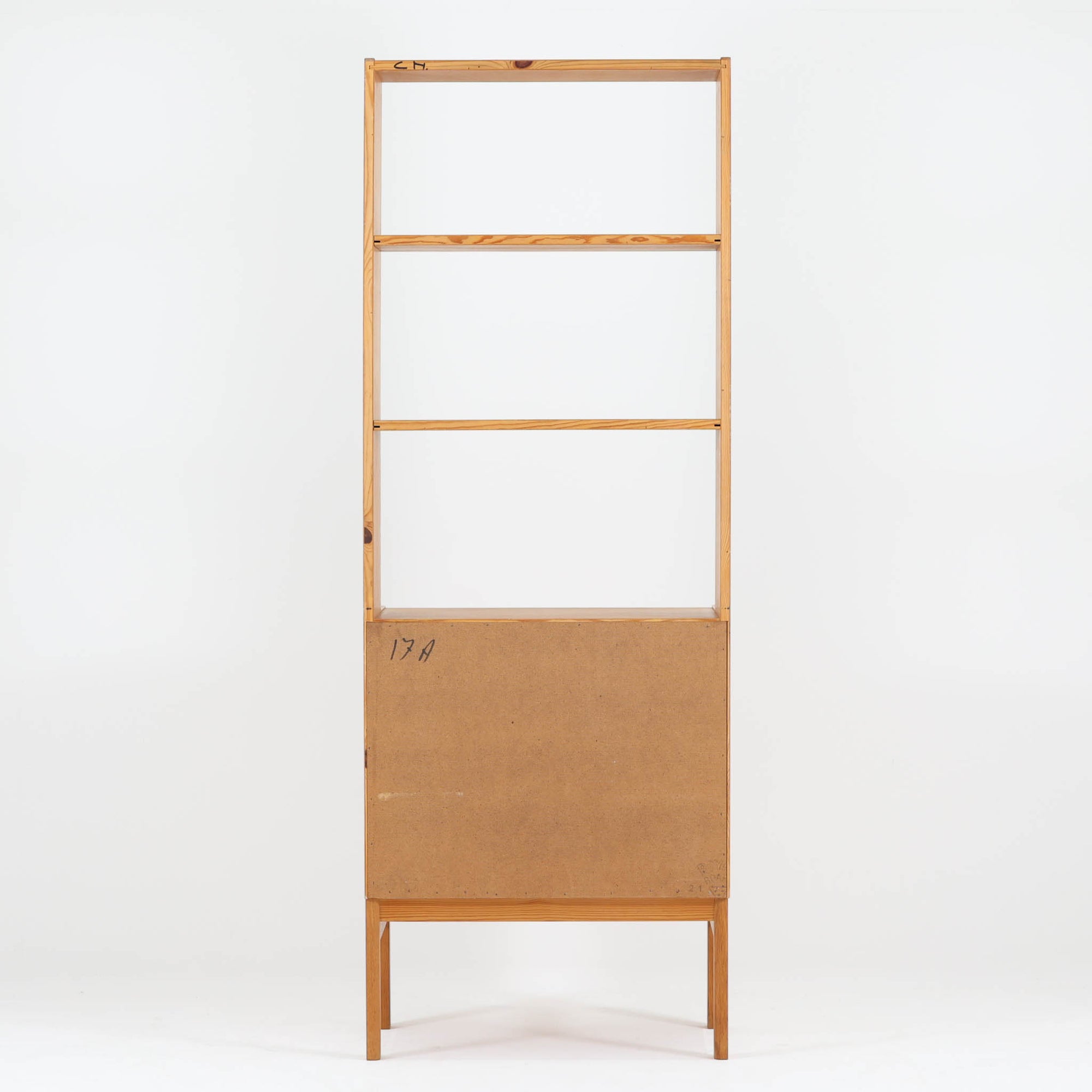 北欧らしい合理性と温もりを感じさせるスリムシェルフです。オーク材ならではの明るく素直な木目が全体に美しく広がり、経年によって落ち着いた表情へと変化しています。上部は抜け感のあるオープン棚構造で、書籍やオブジェ、器などを軽やかにディスプレイ可能。下部には4段の引き出しを備え、小物や生活用品をすっきりと収納できます。幅60cmのスリムな設計は、リビングや書斎、寝室など限られたスペースにも取り入れやすく、収納と飾る楽しみを両立できる北欧ビンテージならではの実用的な一台です。