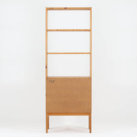 北欧らしい合理性と温もりを感じさせるスリムシェルフです。オーク材ならではの明るく素直な木目が全体に美しく広がり、経年によって落ち着いた表情へと変化しています。上部は抜け感のあるオープン棚構造で、書籍やオブジェ、器などを軽やかにディスプレイ可能。下部には4段の引き出しを備え、小物や生活用品をすっきりと収納できます。幅60cmのスリムな設計は、リビングや書斎、寝室など限られたスペースにも取り入れやすく、収納と飾る楽しみを両立できる北欧ビンテージならではの実用的な一台です。