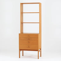 北欧らしい合理性と温もりを感じさせるスリムシェルフです。オーク材ならではの明るく素直な木目が全体に美しく広がり、経年によって落ち着いた表情へと変化しています。上部は抜け感のあるオープン棚構造で、書籍やオブジェ、器などを軽やかにディスプレイ可能。下部には4段の引き出しを備え、小物や生活用品をすっきりと収納できます。幅60cmのスリムな設計は、リビングや書斎、寝室など限られたスペースにも取り入れやすく、収納と飾る楽しみを両立できる北欧ビンテージならではの実用的な一台です。