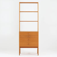 北欧らしい合理性と温もりを感じさせるスリムシェルフです。オーク材ならではの明るく素直な木目が全体に美しく広がり、経年によって落ち着いた表情へと変化しています。上部は抜け感のあるオープン棚構造で、書籍やオブジェ、器などを軽やかにディスプレイ可能。下部には4段の引き出しを備え、小物や生活用品をすっきりと収納できます。幅60cmのスリムな設計は、リビングや書斎、寝室など限られたスペースにも取り入れやすく、収納と飾る楽しみを両立できる北欧ビンテージならではの実用的な一台です。