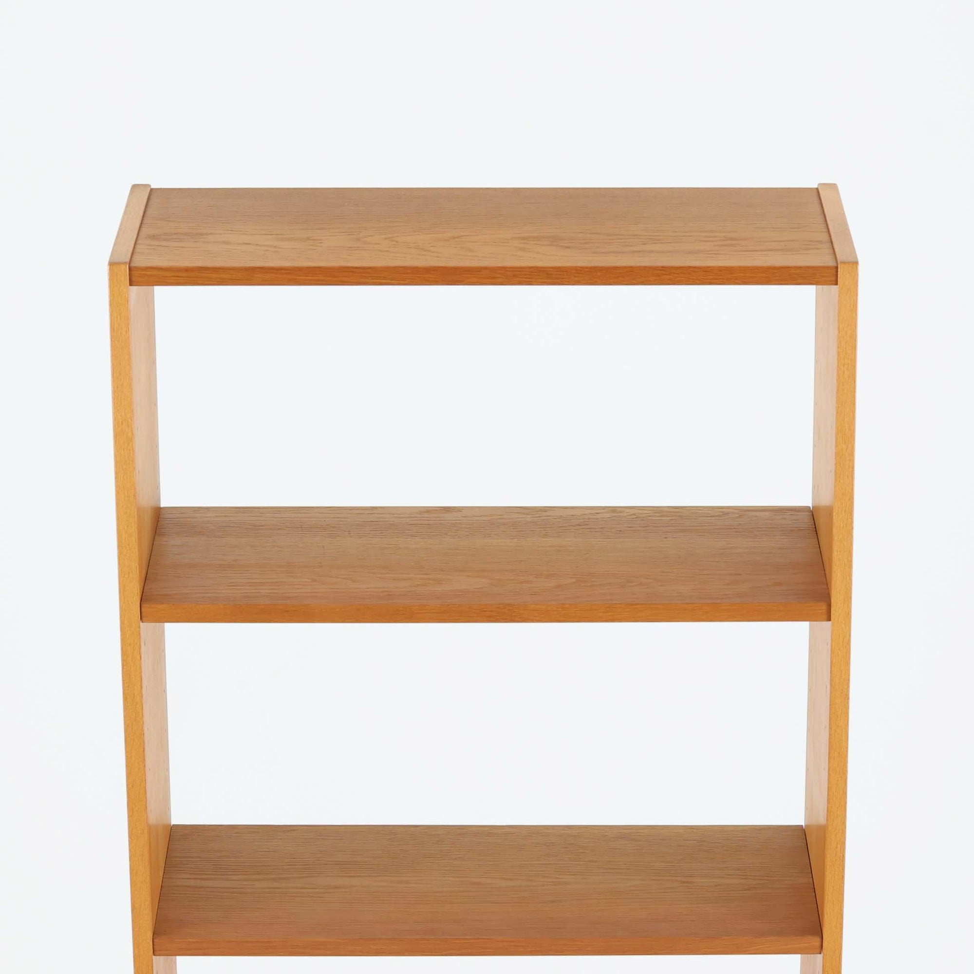 北欧らしい合理性と温もりを感じさせるスリムシェルフです。オーク材ならではの明るく素直な木目が全体に美しく広がり、経年によって落ち着いた表情へと変化しています。上部は抜け感のあるオープン棚構造で、書籍やオブジェ、器などを軽やかにディスプレイ可能。下部には4段の引き出しを備え、小物や生活用品をすっきりと収納できます。幅60cmのスリムな設計は、リビングや書斎、寝室など限られたスペースにも取り入れやすく、収納と飾る楽しみを両立できる北欧ビンテージならではの実用的な一台です。