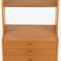 北欧らしい合理性と温もりを感じさせるスリムシェルフです。オーク材ならではの明るく素直な木目が全体に美しく広がり、経年によって落ち着いた表情へと変化しています。上部は抜け感のあるオープン棚構造で、書籍やオブジェ、器などを軽やかにディスプレイ可能。下部には4段の引き出しを備え、小物や生活用品をすっきりと収納できます。幅60cmのスリムな設計は、リビングや書斎、寝室など限られたスペースにも取り入れやすく、収納と飾る楽しみを両立できる北欧ビンテージならではの実用的な一台です。