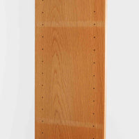 北欧らしい合理性と温もりを感じさせるスリムシェルフです。オーク材ならではの明るく素直な木目が全体に美しく広がり、経年によって落ち着いた表情へと変化しています。上部は抜け感のあるオープン棚構造で、書籍やオブジェ、器などを軽やかにディスプレイ可能。下部には4段の引き出しを備え、小物や生活用品をすっきりと収納できます。幅60cmのスリムな設計は、リビングや書斎、寝室など限られたスペースにも取り入れやすく、収納と飾る楽しみを両立できる北欧ビンテージならではの実用的な一台です。