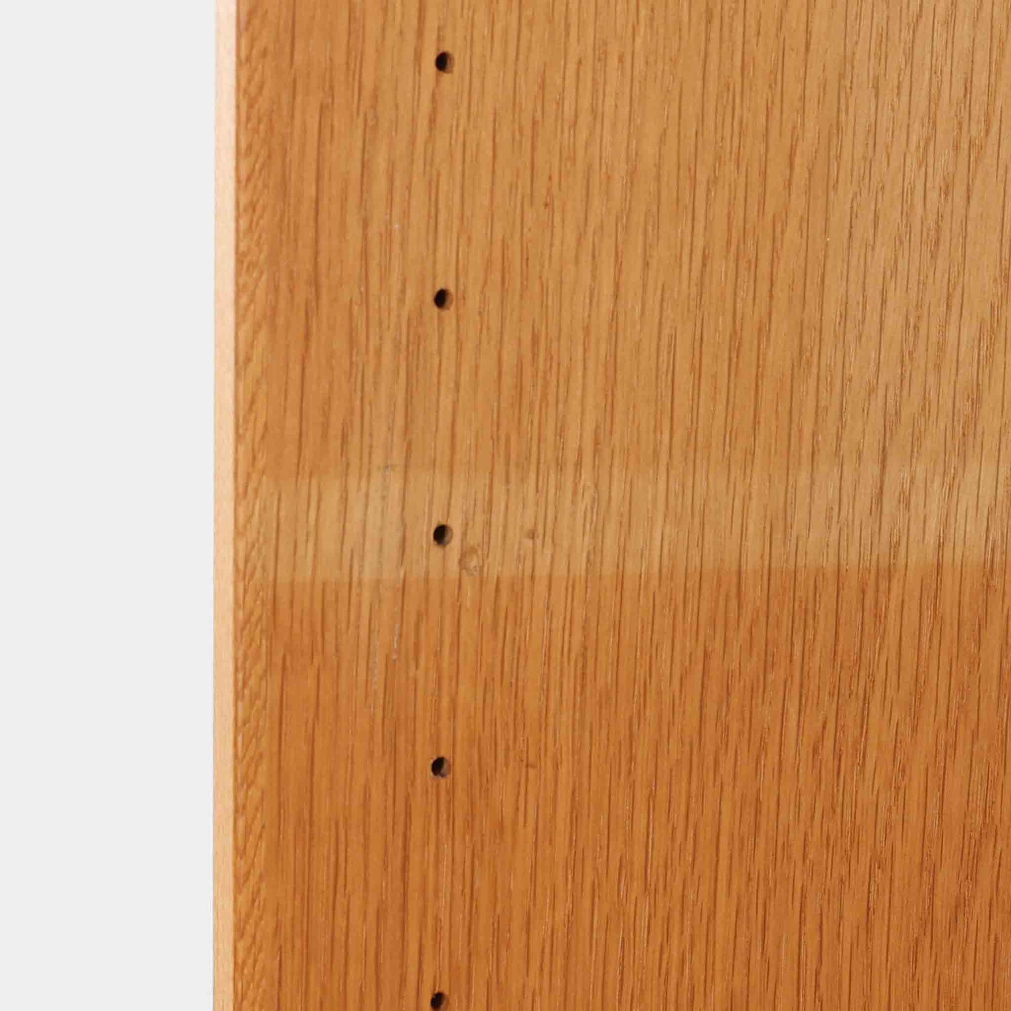 北欧らしい合理性と温もりを感じさせるスリムシェルフです。オーク材ならではの明るく素直な木目が全体に美しく広がり、経年によって落ち着いた表情へと変化しています。上部は抜け感のあるオープン棚構造で、書籍やオブジェ、器などを軽やかにディスプレイ可能。下部には4段の引き出しを備え、小物や生活用品をすっきりと収納できます。幅60cmのスリムな設計は、リビングや書斎、寝室など限られたスペースにも取り入れやすく、収納と飾る楽しみを両立できる北欧ビンテージならではの実用的な一台です。