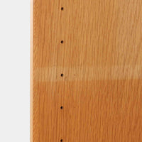 北欧らしい合理性と温もりを感じさせるスリムシェルフです。オーク材ならではの明るく素直な木目が全体に美しく広がり、経年によって落ち着いた表情へと変化しています。上部は抜け感のあるオープン棚構造で、書籍やオブジェ、器などを軽やかにディスプレイ可能。下部には4段の引き出しを備え、小物や生活用品をすっきりと収納できます。幅60cmのスリムな設計は、リビングや書斎、寝室など限られたスペースにも取り入れやすく、収納と飾る楽しみを両立できる北欧ビンテージならではの実用的な一台です。