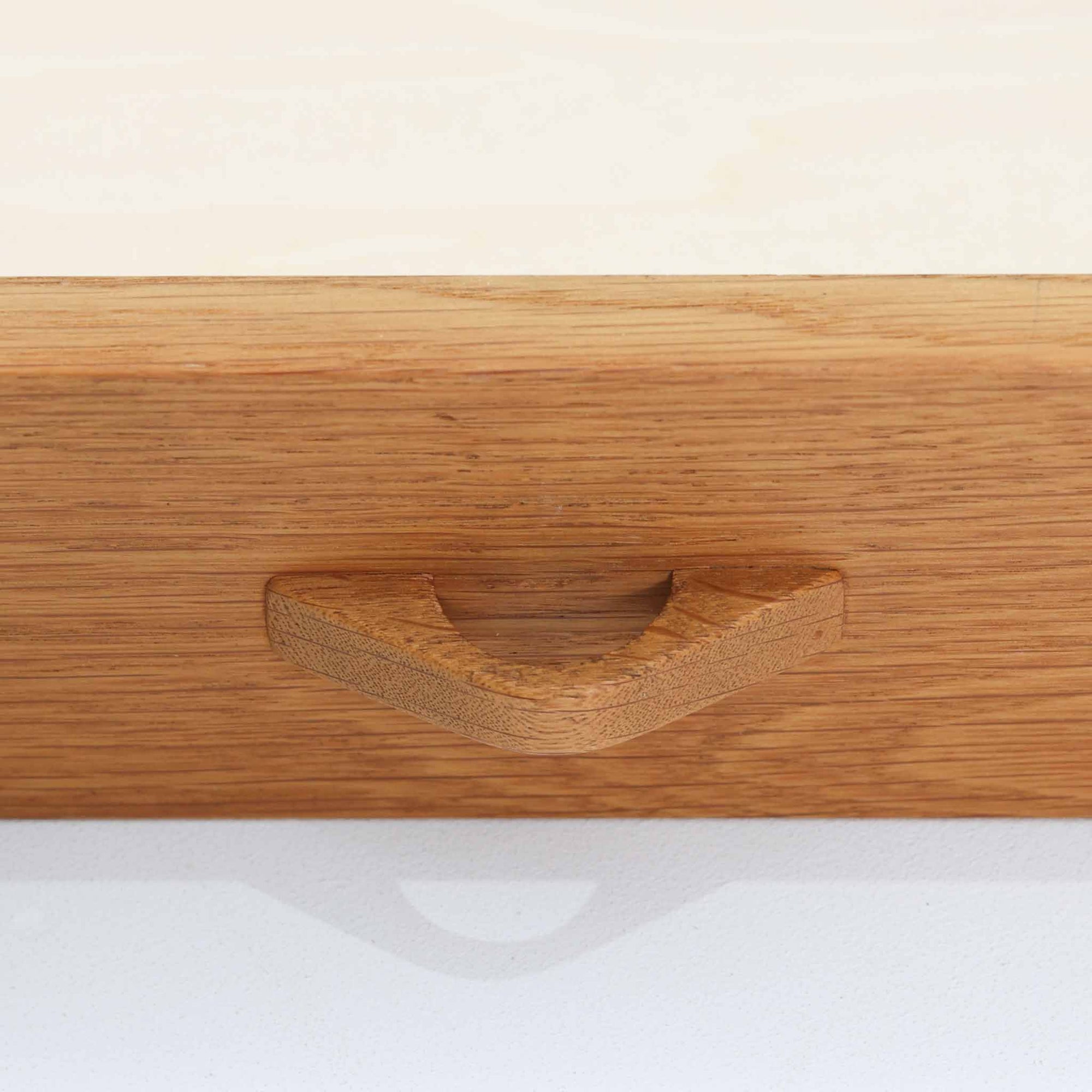 北欧らしい合理性と温もりを感じさせるスリムシェルフです。オーク材ならではの明るく素直な木目が全体に美しく広がり、経年によって落ち着いた表情へと変化しています。上部は抜け感のあるオープン棚構造で、書籍やオブジェ、器などを軽やかにディスプレイ可能。下部には4段の引き出しを備え、小物や生活用品をすっきりと収納できます。幅60cmのスリムな設計は、リビングや書斎、寝室など限られたスペースにも取り入れやすく、収納と飾る楽しみを両立できる北欧ビンテージならではの実用的な一台です。