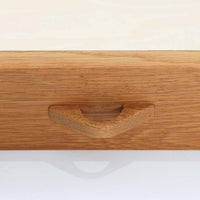 北欧らしい合理性と温もりを感じさせるスリムシェルフです。オーク材ならではの明るく素直な木目が全体に美しく広がり、経年によって落ち着いた表情へと変化しています。上部は抜け感のあるオープン棚構造で、書籍やオブジェ、器などを軽やかにディスプレイ可能。下部には4段の引き出しを備え、小物や生活用品をすっきりと収納できます。幅60cmのスリムな設計は、リビングや書斎、寝室など限られたスペースにも取り入れやすく、収納と飾る楽しみを両立できる北欧ビンテージならではの実用的な一台です。