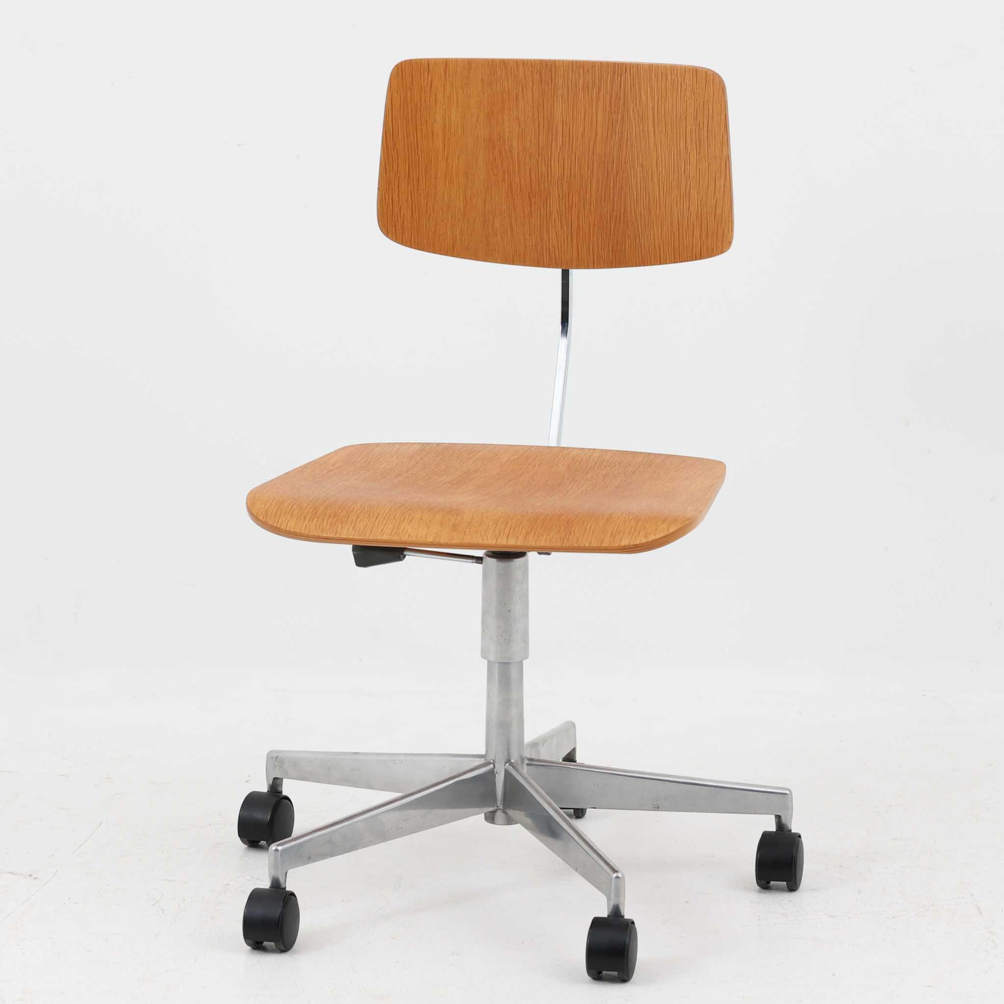 デンマークのメーカーLabofa製のデスクチェアは、オーク材の座面と背もたれにスチールベースを組み合わせた、シンプルかつ機能的な北欧ビンテージ家具です。座面と背面の高さ調整が可能で、キャスター付きの安定した5本脚構造により、オフィスやワークスペースでの実用性に優れています。木部のナチュラルな風合いとスチールの無骨さが調和し、経年変化により深みを増した質感が魅力です。北欧らしい洗練されたデザインと堅牢な作りが長く愛用できる一脚です。