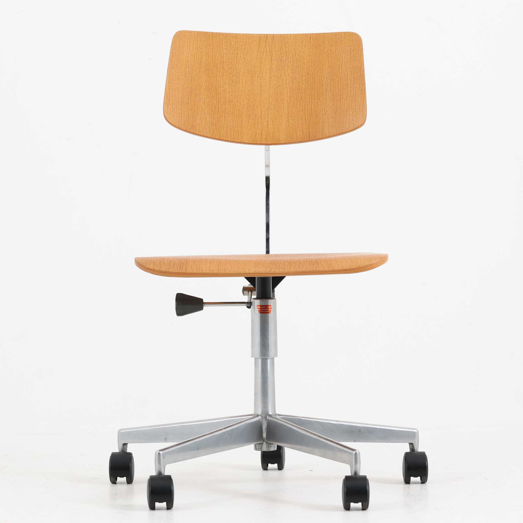 デンマークのメーカーLabofa製のデスクチェアは、オーク材の座面と背もたれにスチールベースを組み合わせた、シンプルかつ機能的な北欧ビンテージ家具です。座面と背面の高さ調整が可能で、キャスター付きの安定した5本脚構造により、オフィスやワークスペースでの実用性に優れています。木部のナチュラルな風合いとスチールの無骨さが調和し、経年変化により深みを増した質感が魅力です。北欧らしい洗練されたデザインと堅牢な作りが長く愛用できる一脚です。