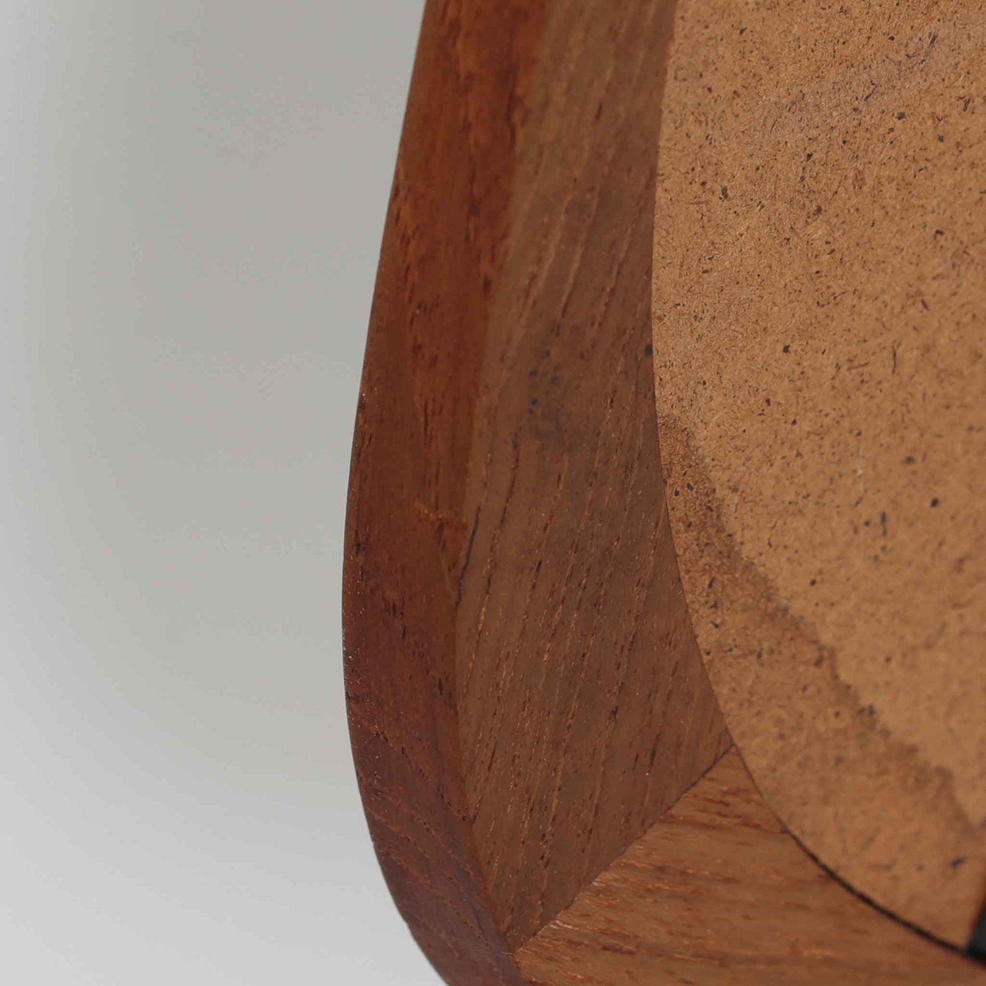 デンマークのAarhus Glasimport og Glassliberi社製による、チーク材フレームの壁掛け／立掛けミラーです。上部がわずかに広がる特徴的な台形フォルムが印象的で、やわらかな曲線を描くフレームが北欧デザインらしい優美さを感じさせます。チーク材のあたたかみのある色合いと美しい木目が空間に自然と溶け込み、玄関や寝室、リビングなどさまざまなシーンで活躍します。経年により深みを増した風合いが、北欧ビンテージらしい落ち着いた存在感を放つ一品です。