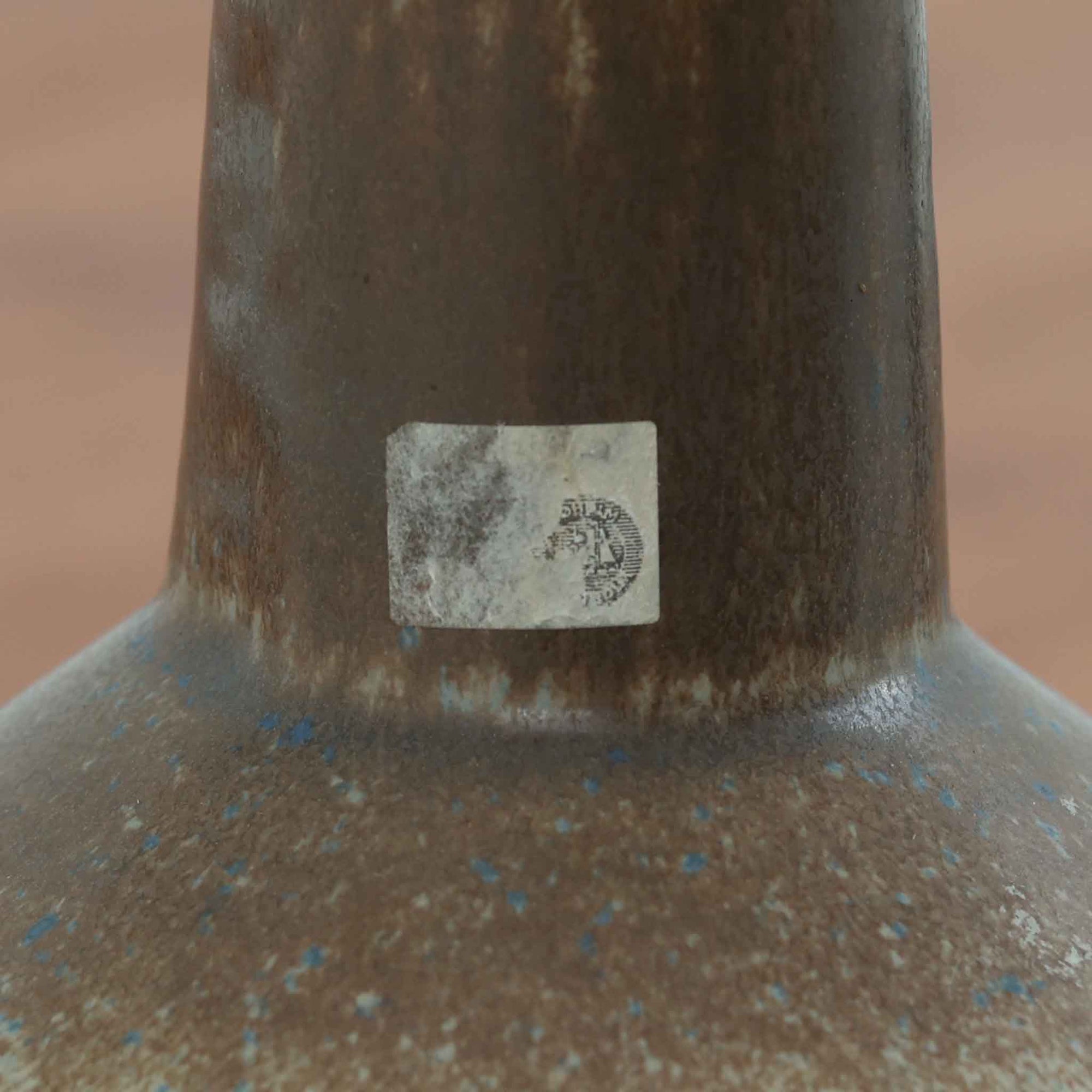 スーホルム・セラミック社製のこちらのテーブルランプは、デンマークで製造された北欧ビンテージ品で、高さ44cmと存在感のあるサイズ感が魅力です。陶磁器のベースには幾何学的なレリーフ模様が施され、釉薬の自然なグラデーションがビンテージらしい風合いを引き立てています。リネンシェードを通した柔らかな光は温かみを帯び、リビングやベッドサイドに心地よい雰囲気をもたらします。年月を経て深みを増した質感と、クラフトマンシップを感じさせる一点物ならではの魅力をお楽しみいただけます。