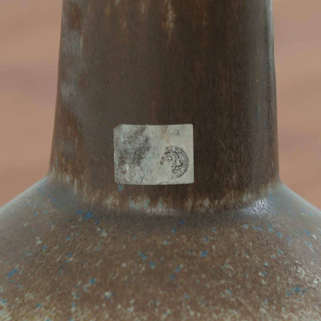 スーホルム・セラミック社製のこちらのテーブルランプは、デンマークで製造された北欧ビンテージ品で、高さ44cmと存在感のあるサイズ感が魅力です。陶磁器のベースには幾何学的なレリーフ模様が施され、釉薬の自然なグラデーションがビンテージらしい風合いを引き立てています。リネンシェードを通した柔らかな光は温かみを帯び、リビングやベッドサイドに心地よい雰囲気をもたらします。年月を経て深みを増した質感と、クラフトマンシップを感じさせる一点物ならではの魅力をお楽しみいただけます。