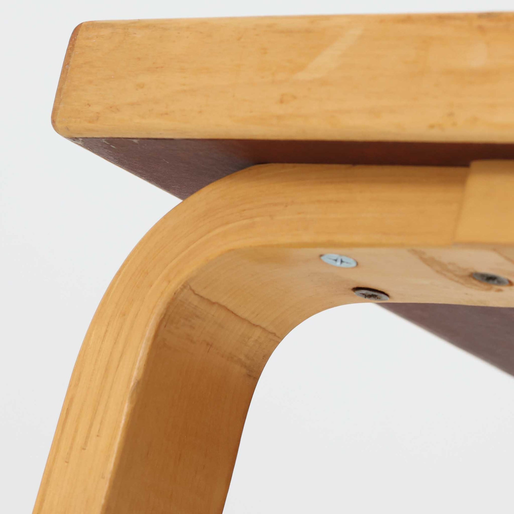 フィンランドの建築家Alvar Aaltoがデザインし、Artek社から製造されたダイニングテーブルです。温かみのあるバーチ材の脚と、耐久性に優れたホワイトラミネート天板の組み合わせが印象的で、Aalto特有の柔らかな曲線を描く脚部が、空間に優しい印象を与えます。幅120cmの扱いやすいサイズ感は、2〜4人での使用に適しており、ダイニングはもちろんワークデスクとしての活用もおすすめです。素材や構造に見られる北欧モダンデザインの美学と、長い年月を経た木部の風合いが魅力の一台です。