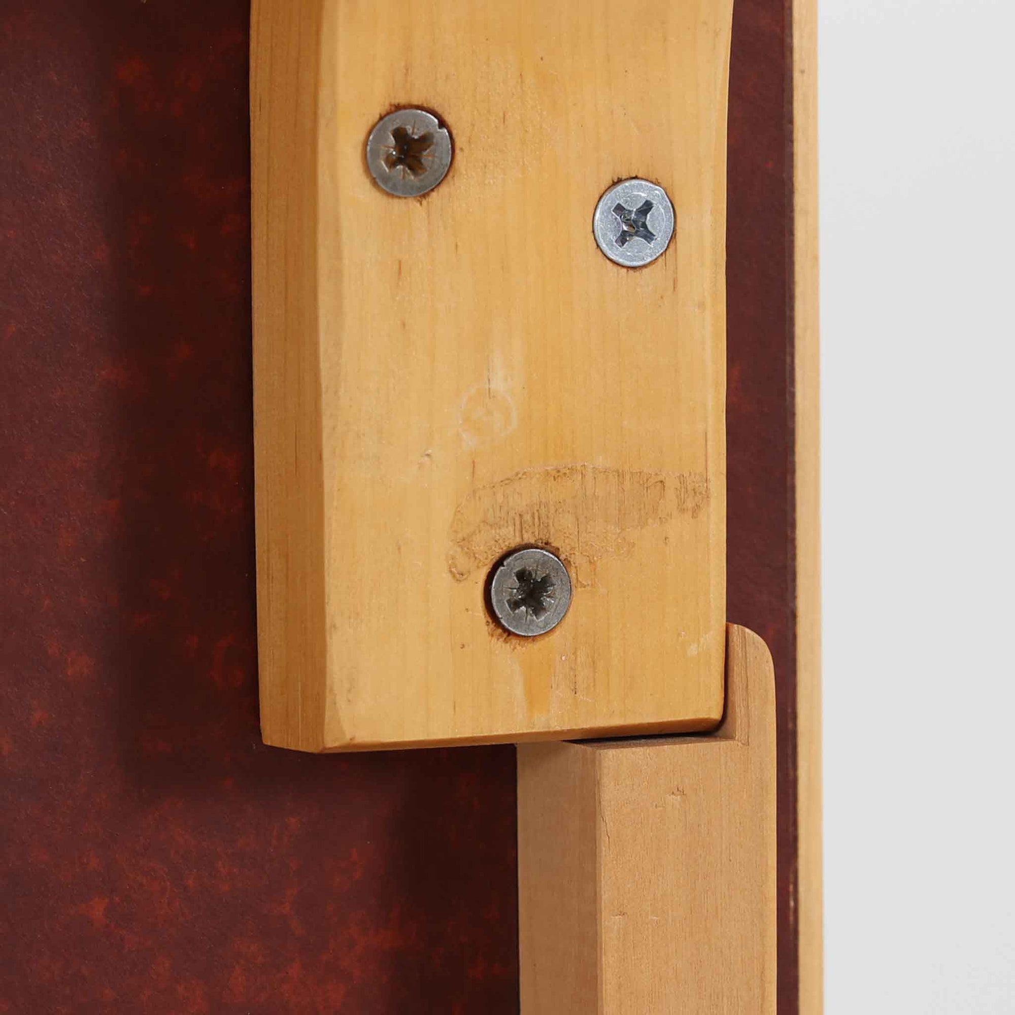 フィンランドの建築家Alvar Aaltoがデザインし、Artek社から製造されたダイニングテーブルです。温かみのあるバーチ材の脚と、耐久性に優れたホワイトラミネート天板の組み合わせが印象的で、Aalto特有の柔らかな曲線を描く脚部が、空間に優しい印象を与えます。幅120cmの扱いやすいサイズ感は、2〜4人での使用に適しており、ダイニングはもちろんワークデスクとしての活用もおすすめです。素材や構造に見られる北欧モダンデザインの美学と、長い年月を経た木部の風合いが魅力の一台です。