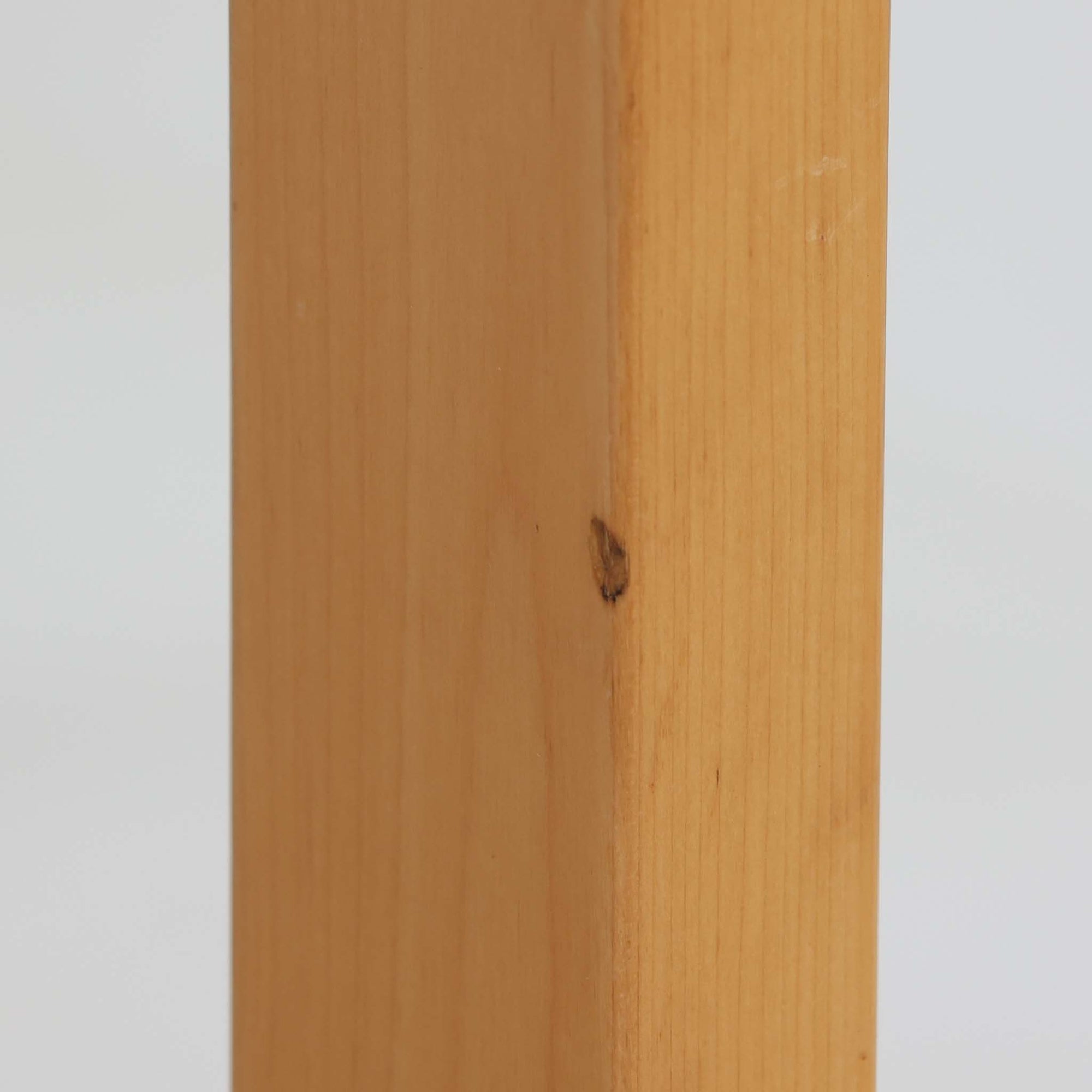 フィンランドの建築家Alvar Aaltoがデザインし、Artek社から製造されたダイニングテーブルです。温かみのあるバーチ材の脚と、耐久性に優れたホワイトラミネート天板の組み合わせが印象的で、Aalto特有の柔らかな曲線を描く脚部が、空間に優しい印象を与えます。幅120cmの扱いやすいサイズ感は、2〜4人での使用に適しており、ダイニングはもちろんワークデスクとしての活用もおすすめです。素材や構造に見られる北欧モダンデザインの美学と、長い年月を経た木部の風合いが魅力の一台です。