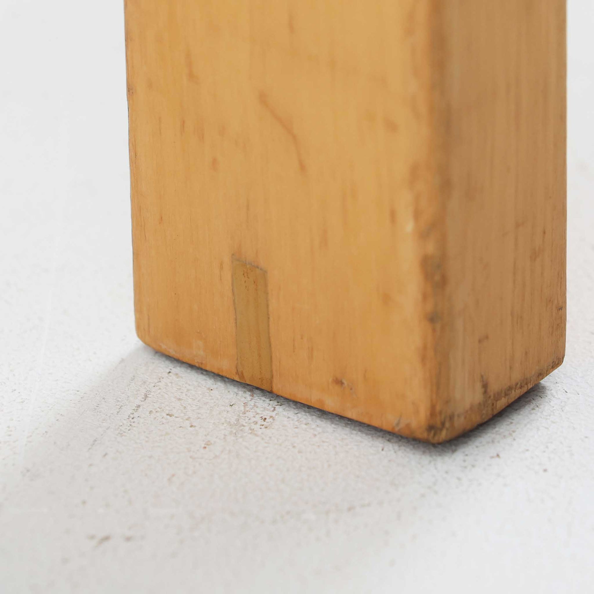 フィンランドの建築家Alvar Aaltoがデザインし、Artek社から製造されたダイニングテーブルです。温かみのあるバーチ材の脚と、耐久性に優れたホワイトラミネート天板の組み合わせが印象的で、Aalto特有の柔らかな曲線を描く脚部が、空間に優しい印象を与えます。幅120cmの扱いやすいサイズ感は、2〜4人での使用に適しており、ダイニングはもちろんワークデスクとしての活用もおすすめです。素材や構造に見られる北欧モダンデザインの美学と、長い年月を経た木部の風合いが魅力の一台です。