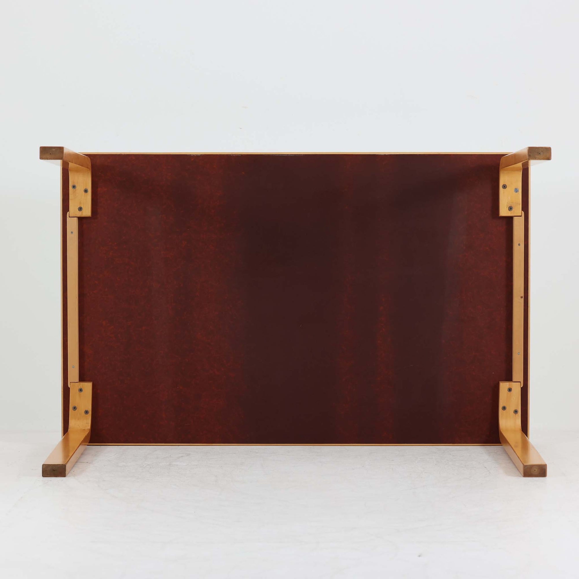 フィンランドの建築家Alvar Aaltoがデザインし、Artek社から製造されたダイニングテーブルです。温かみのあるバーチ材の脚と、耐久性に優れたホワイトラミネート天板の組み合わせが印象的で、Aalto特有の柔らかな曲線を描く脚部が、空間に優しい印象を与えます。幅120cmの扱いやすいサイズ感は、2〜4人での使用に適しており、ダイニングはもちろんワークデスクとしての活用もおすすめです。素材や構造に見られる北欧モダンデザインの美学と、長い年月を経た木部の風合いが魅力の一台です。