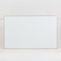 フィンランドの建築家Alvar Aaltoがデザインし、Artek社から製造されたダイニングテーブルです。温かみのあるバーチ材の脚と、耐久性に優れたホワイトラミネート天板の組み合わせが印象的で、Aalto特有の柔らかな曲線を描く脚部が、空間に優しい印象を与えます。幅120cmの扱いやすいサイズ感は、2〜4人での使用に適しており、ダイニングはもちろんワークデスクとしての活用もおすすめです。素材や構造に見られる北欧モダンデザインの美学と、長い年月を経た木部の風合いが魅力の一台です。
