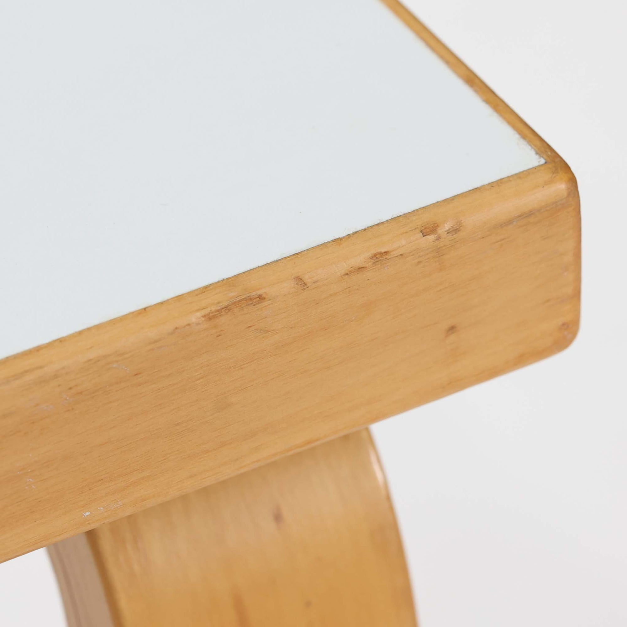 フィンランドの建築家Alvar Aaltoがデザインし、Artek社から製造されたダイニングテーブルです。温かみのあるバーチ材の脚と、耐久性に優れたホワイトラミネート天板の組み合わせが印象的で、Aalto特有の柔らかな曲線を描く脚部が、空間に優しい印象を与えます。幅120cmの扱いやすいサイズ感は、2〜4人での使用に適しており、ダイニングはもちろんワークデスクとしての活用もおすすめです。素材や構造に見られる北欧モダンデザインの美学と、長い年月を経た木部の風合いが魅力の一台です。