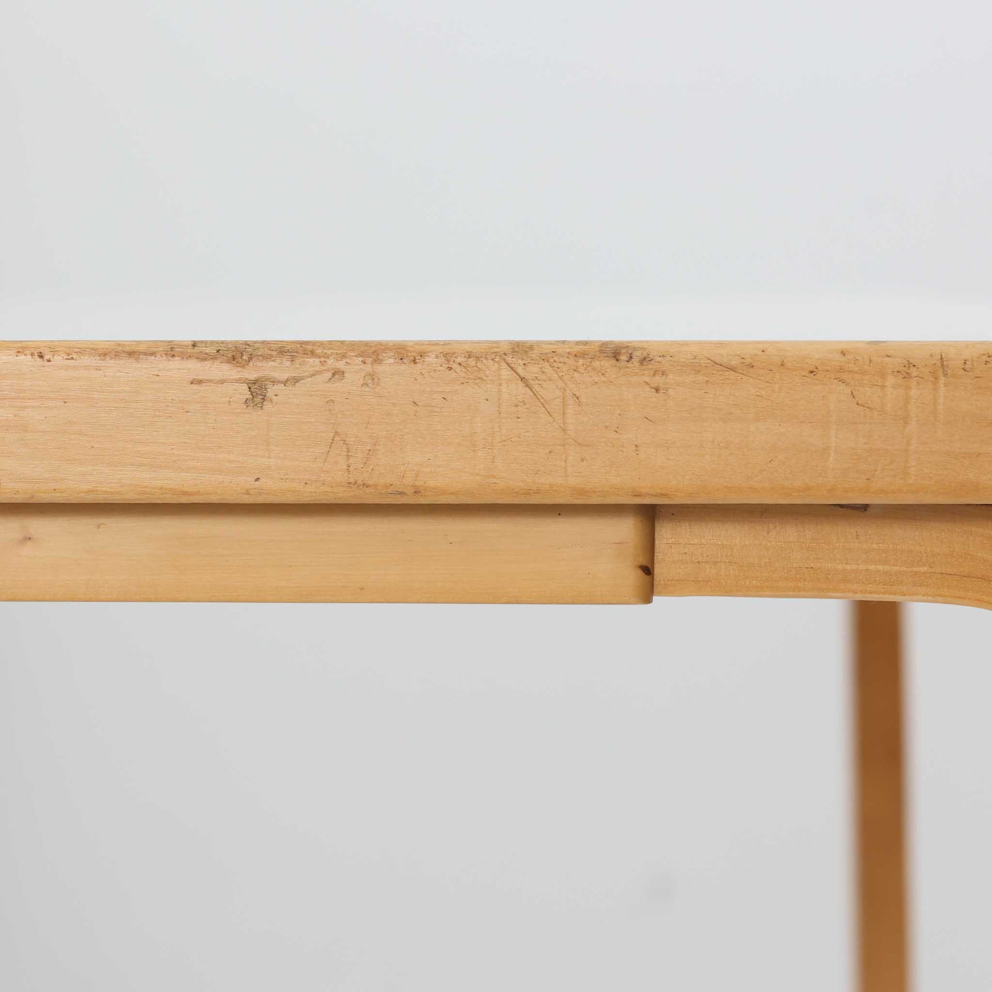 フィンランドの建築家Alvar Aaltoがデザインし、Artek社から製造されたダイニングテーブルです。温かみのあるバーチ材の脚と、耐久性に優れたホワイトラミネート天板の組み合わせが印象的で、Aalto特有の柔らかな曲線を描く脚部が、空間に優しい印象を与えます。幅120cmの扱いやすいサイズ感は、2〜4人での使用に適しており、ダイニングはもちろんワークデスクとしての活用もおすすめです。素材や構造に見られる北欧モダンデザインの美学と、長い年月を経た木部の風合いが魅力の一台です。