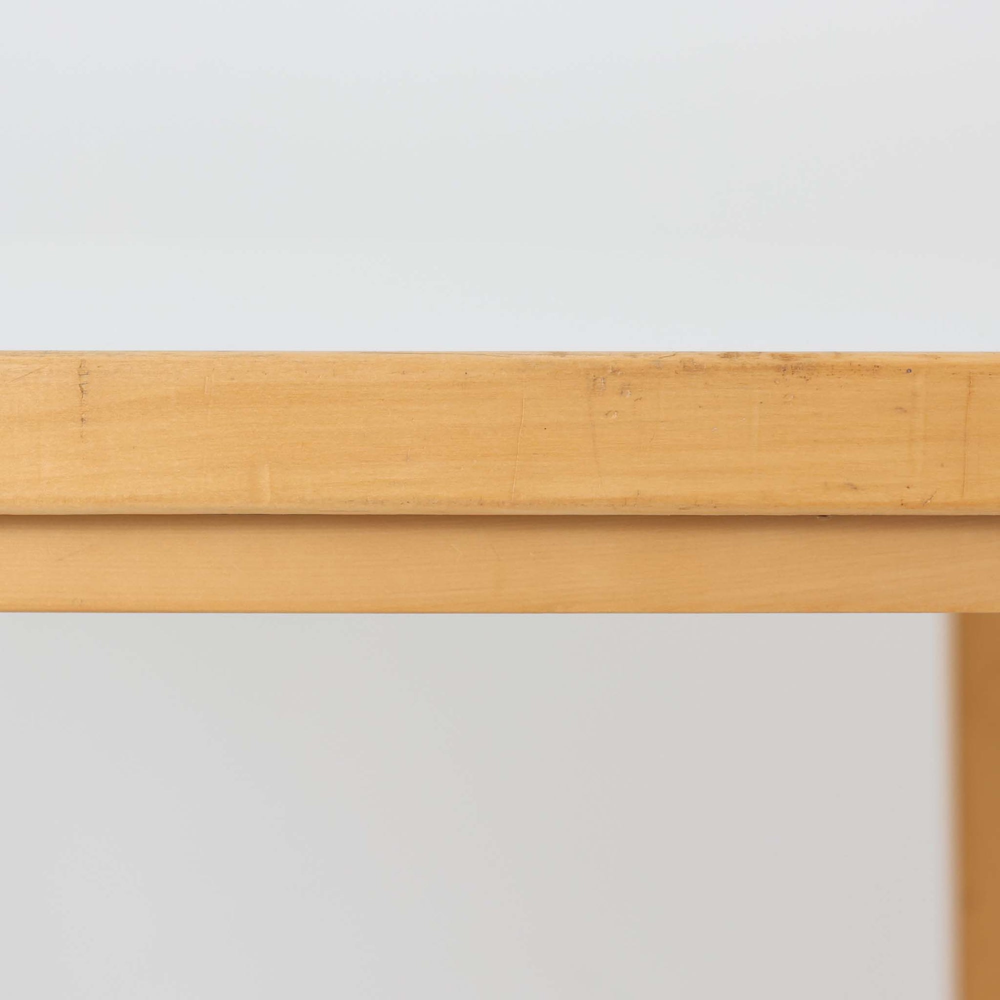 フィンランドの建築家Alvar Aaltoがデザインし、Artek社から製造されたダイニングテーブルです。温かみのあるバーチ材の脚と、耐久性に優れたホワイトラミネート天板の組み合わせが印象的で、Aalto特有の柔らかな曲線を描く脚部が、空間に優しい印象を与えます。幅120cmの扱いやすいサイズ感は、2〜4人での使用に適しており、ダイニングはもちろんワークデスクとしての活用もおすすめです。素材や構造に見られる北欧モダンデザインの美学と、長い年月を経た木部の風合いが魅力の一台です。