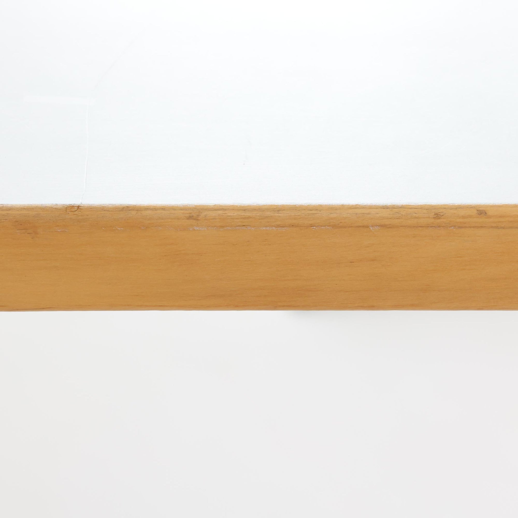 フィンランドの建築家Alvar Aaltoがデザインし、Artek社から製造されたダイニングテーブルです。温かみのあるバーチ材の脚と、耐久性に優れたホワイトラミネート天板の組み合わせが印象的で、Aalto特有の柔らかな曲線を描く脚部が、空間に優しい印象を与えます。幅120cmの扱いやすいサイズ感は、2〜4人での使用に適しており、ダイニングはもちろんワークデスクとしての活用もおすすめです。素材や構造に見られる北欧モダンデザインの美学と、長い年月を経た木部の風合いが魅力の一台です。