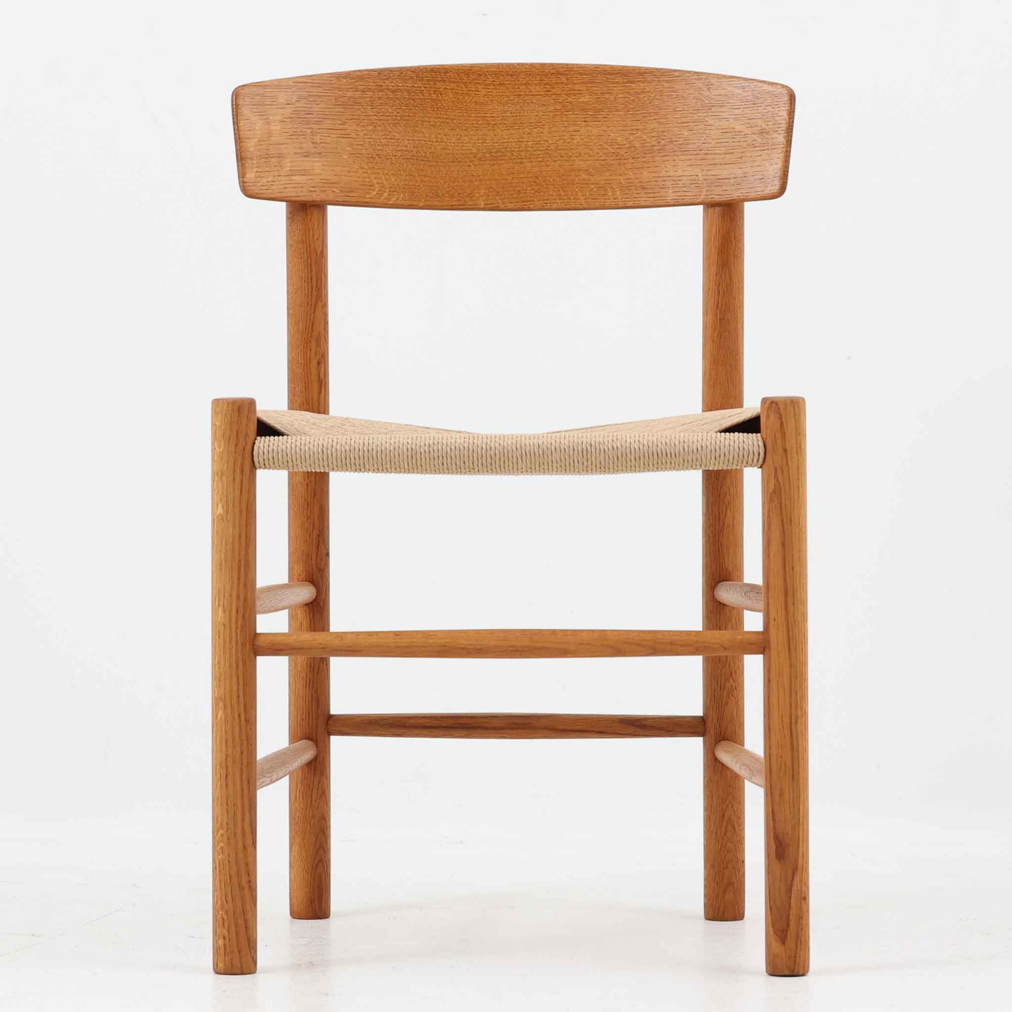 デンマークを代表するデザイナー、Borge MogensenによってFDBのためにデザインされたJ39チェアは、オーク材の丸脚と座面に丁寧に編み込まれたペーパーコードが特徴の、素朴ながらも完成度の高い北欧ビンテージチェアです。農村のキッチンチェアをルーツに持つそのデザインは、無駄を省いた潔い構造と機能美が融合し、空間に凛とした佇まいをもたらします。ダイニングはもちろん、ワークチェアやアクセントチェアとしても重宝する一脚です。