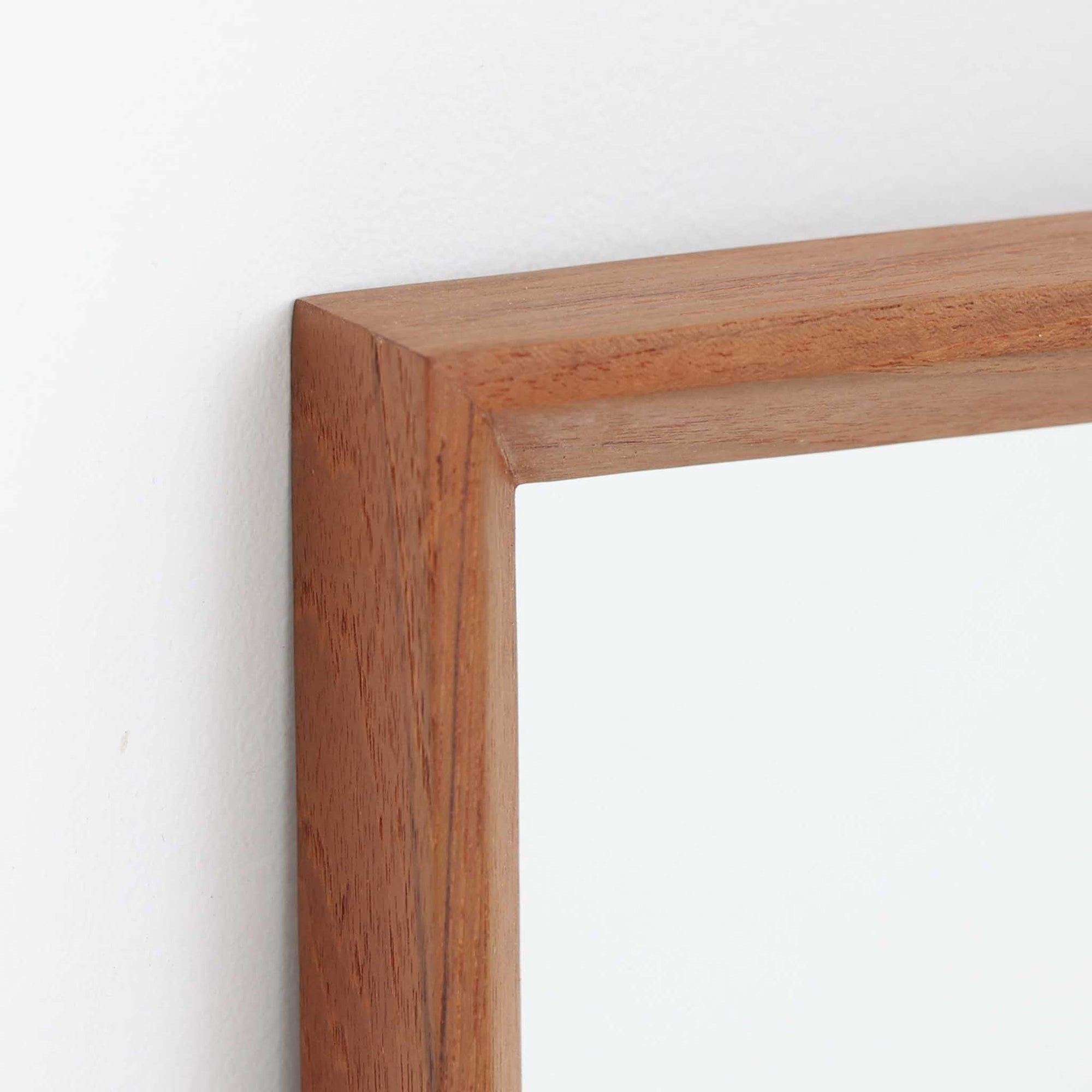 Aarhus Glasimport og Glassliberiによる立て掛けミラーで、チーク材のフレームとガラスの組み合わせが魅力の北欧ビンテージ品です。細く端正なフレームは面取りが美しく、壁に寄り添う軽やかな佇まいが空間をすっきりと整えます。姿見としてはもちろん、廊下や寝室のアクセントとしても活躍し、経年で深みを増したチーク材が上質な雰囲気を演出します。シンプルながら温かみのあるデザインで、日常の動作に自然に寄り添うミラーです。