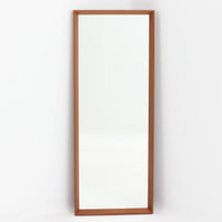 Aarhus Glasimport og Glassliberiによる立て掛けミラーで、チーク材のフレームとガラスの組み合わせが魅力の北欧ビンテージ品です。細く端正なフレームは面取りが美しく、壁に寄り添う軽やかな佇まいが空間をすっきりと整えます。姿見としてはもちろん、廊下や寝室のアクセントとしても活躍し、経年で深みを増したチーク材が上質な雰囲気を演出します。シンプルながら温かみのあるデザインで、日常の動作に自然に寄り添うミラーです。