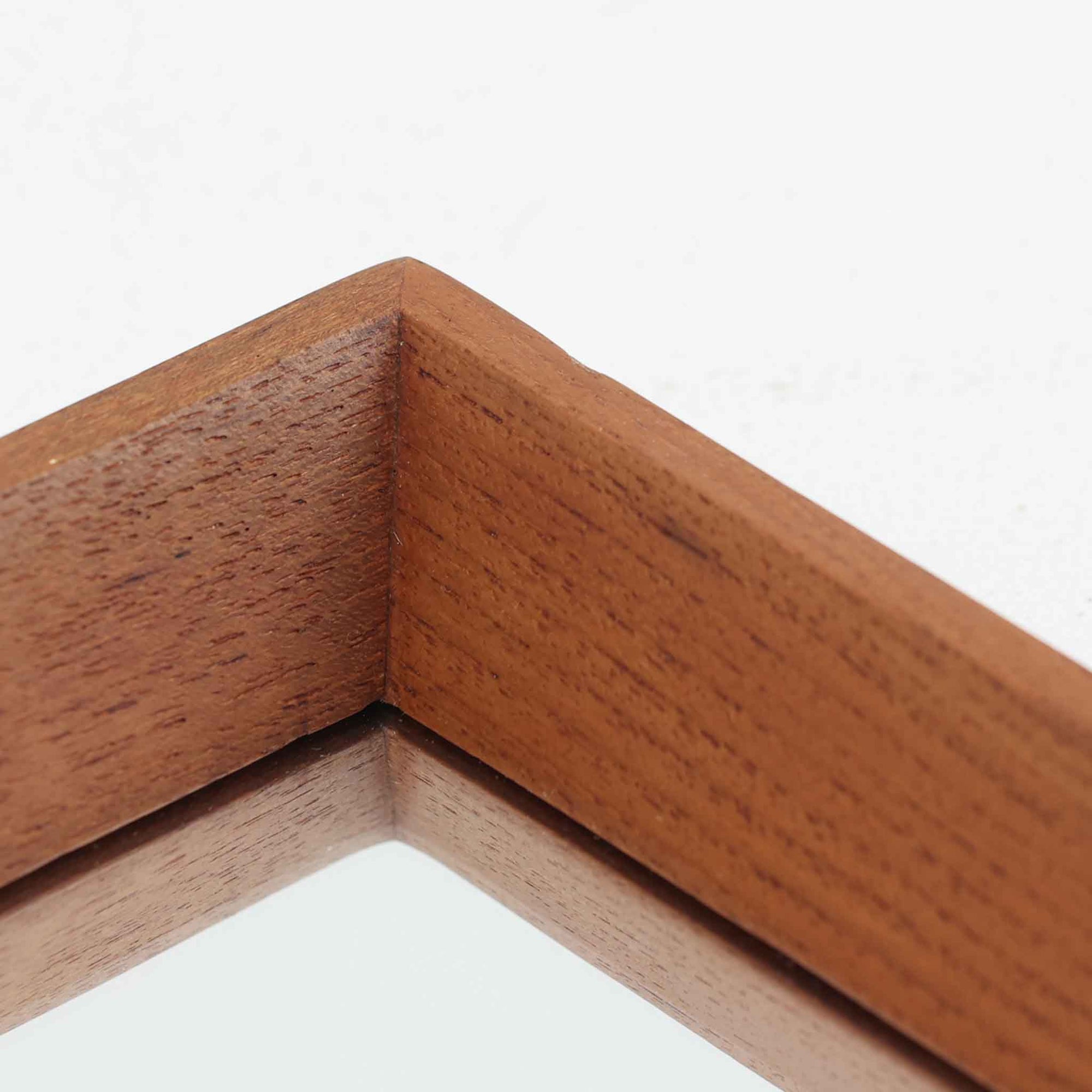 Aarhus Glasimport og Glassliberiによる立て掛けミラーで、チーク材のフレームとガラスの組み合わせが魅力の北欧ビンテージ品です。細く端正なフレームは面取りが美しく、壁に寄り添う軽やかな佇まいが空間をすっきりと整えます。姿見としてはもちろん、廊下や寝室のアクセントとしても活躍し、経年で深みを増したチーク材が上質な雰囲気を演出します。シンプルながら温かみのあるデザインで、日常の動作に自然に寄り添うミラーです。