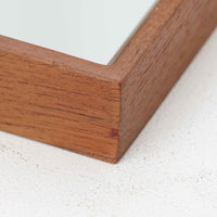 Aarhus Glasimport og Glassliberiによる立て掛けミラーで、チーク材のフレームとガラスの組み合わせが魅力の北欧ビンテージ品です。細く端正なフレームは面取りが美しく、壁に寄り添う軽やかな佇まいが空間をすっきりと整えます。姿見としてはもちろん、廊下や寝室のアクセントとしても活躍し、経年で深みを増したチーク材が上質な雰囲気を演出します。シンプルながら温かみのあるデザインで、日常の動作に自然に寄り添うミラーです。